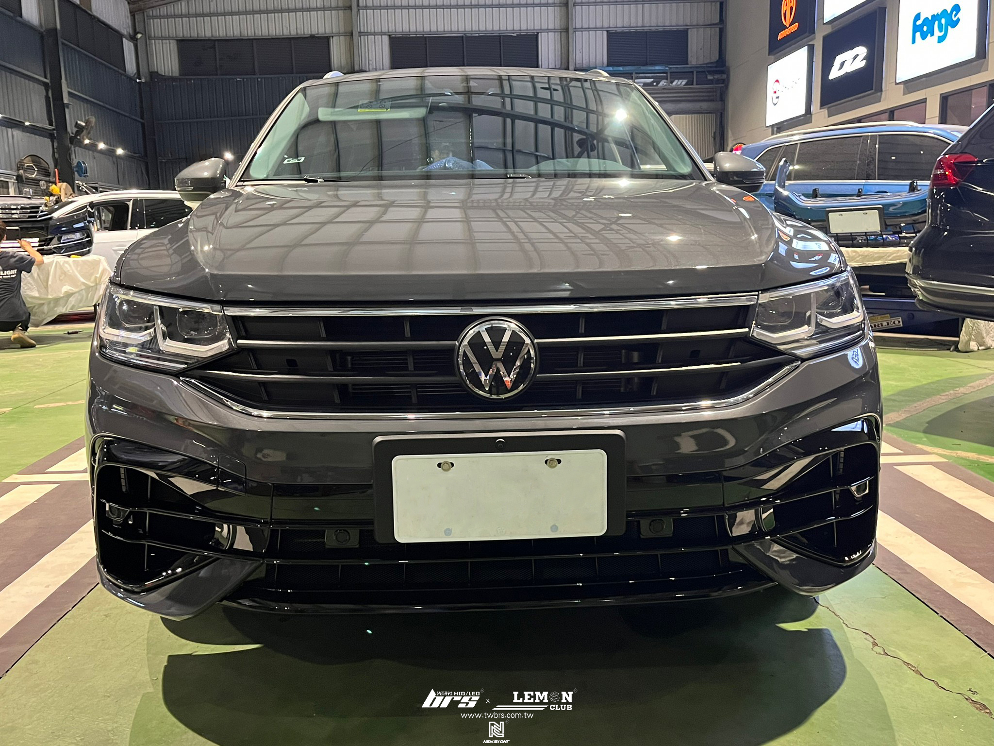 Volkswagen New Tiguan 安裝 副廠R前保桿+副廠R後保桿+R類MAX後下擾流+環景校正