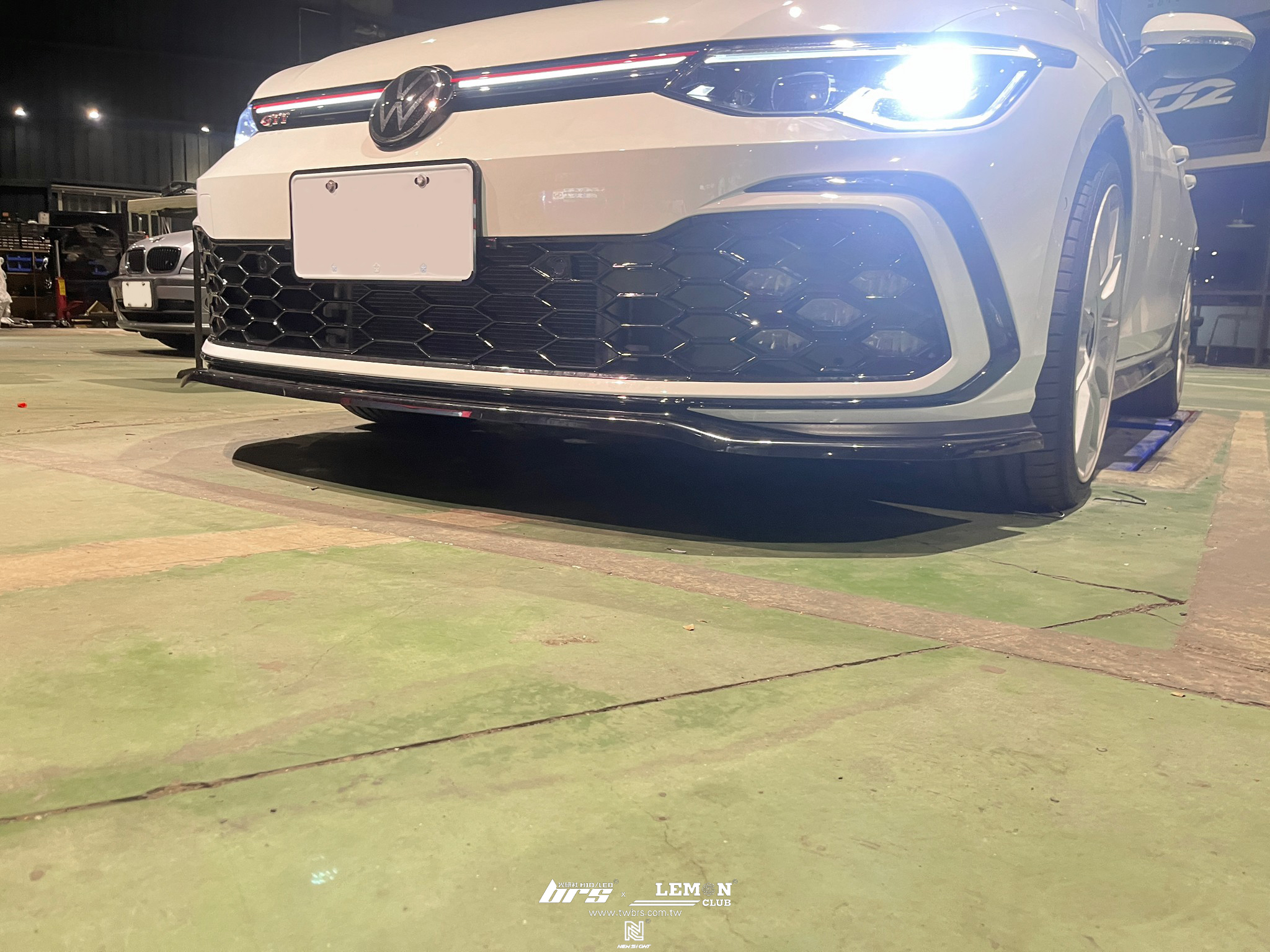 Volkswagen Golf 8 GTI 安裝 前保桿夜色套件