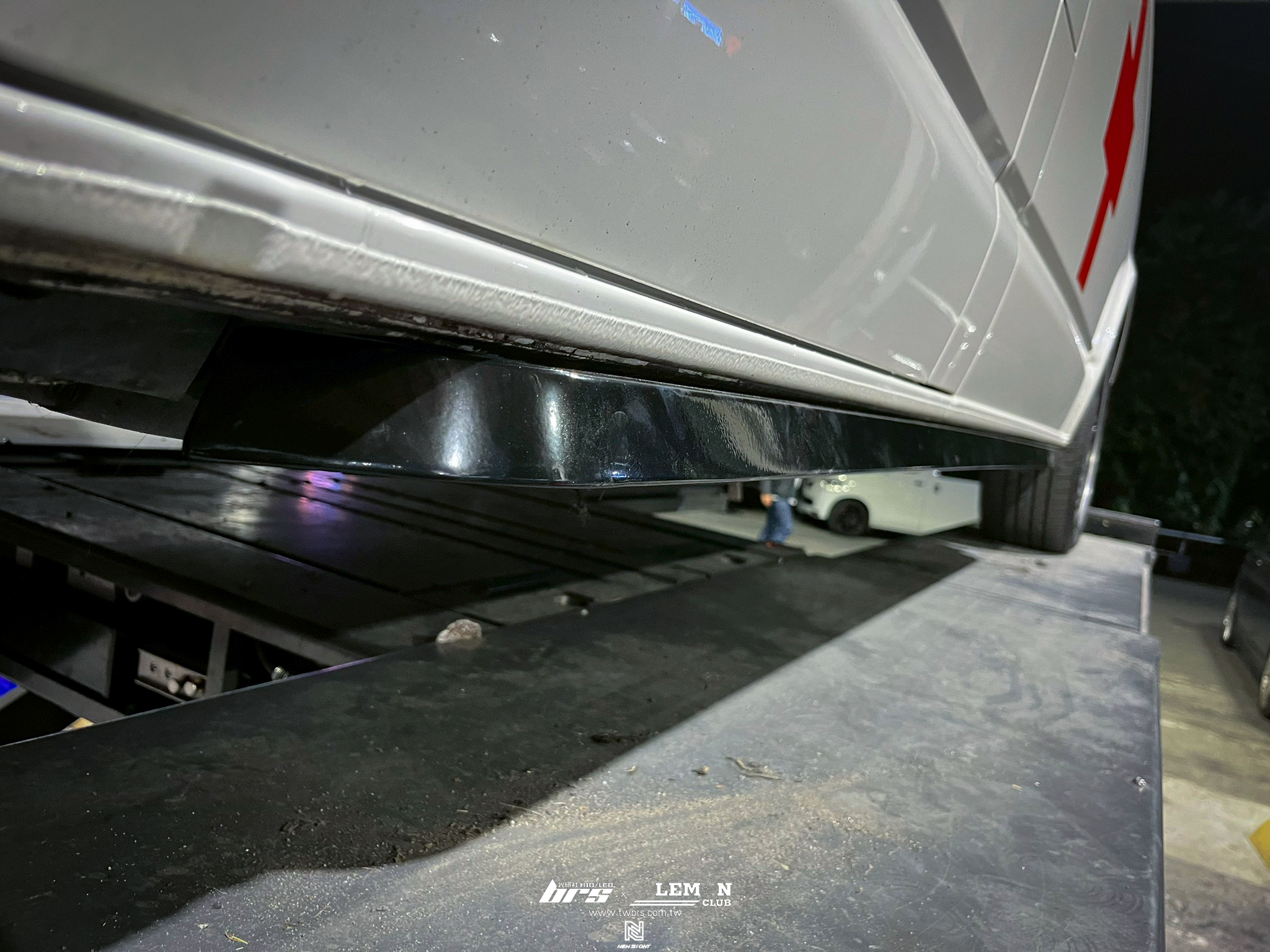 Volkswagen T6.1長軸 安裝 英國風方型側邊防撞桿(側裙)