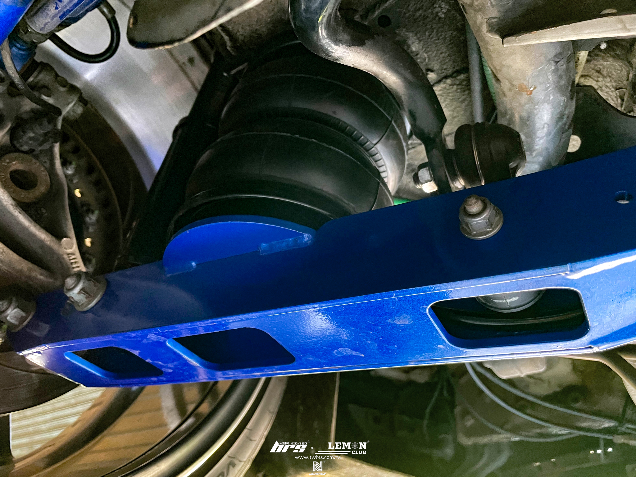 Volkswagen Touran 安裝 氣壓專用後拖曳臂+四輪定位