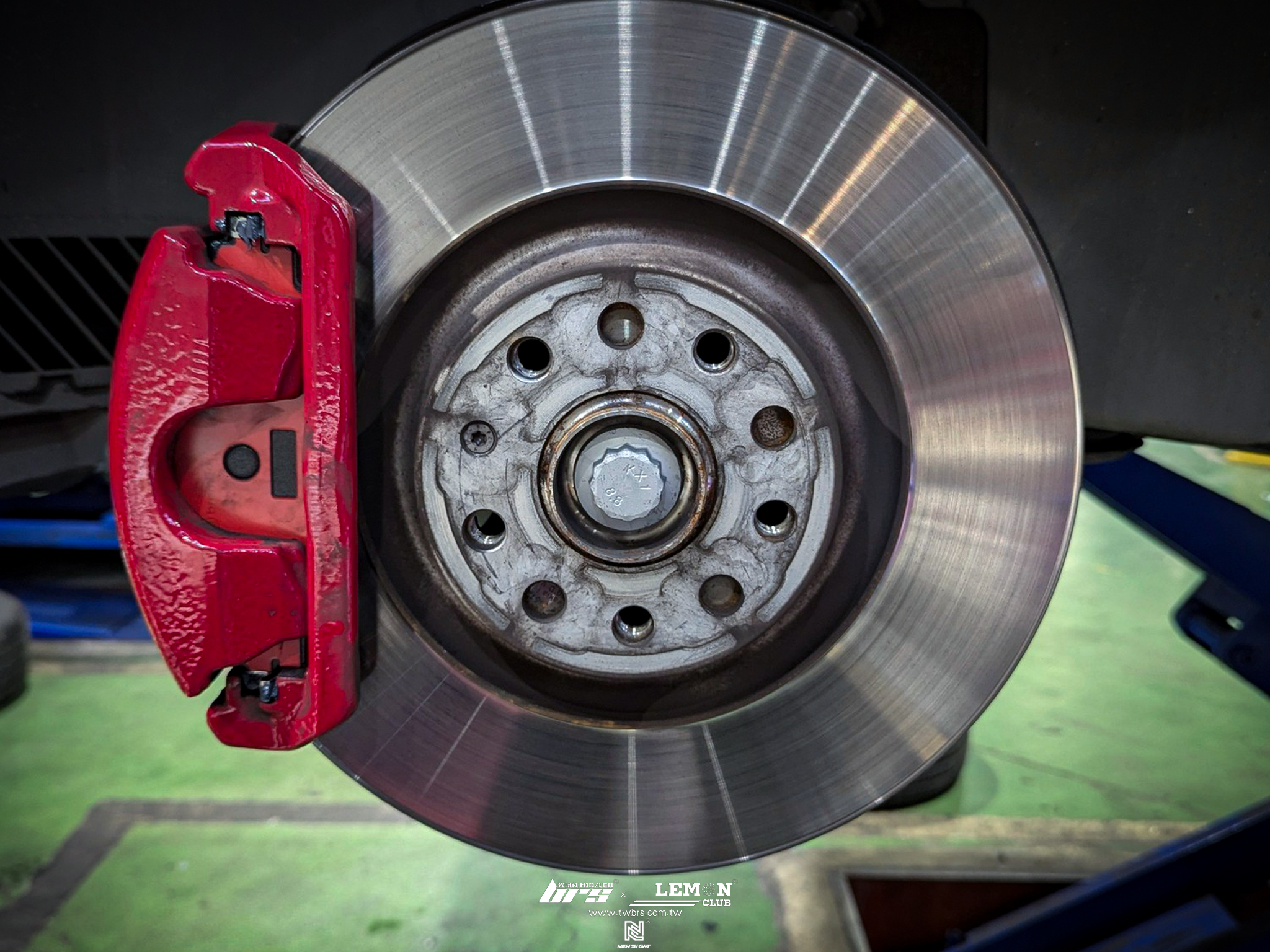 Skoda Octavia MK4 安裝 Brembo前來令片(紅皮)