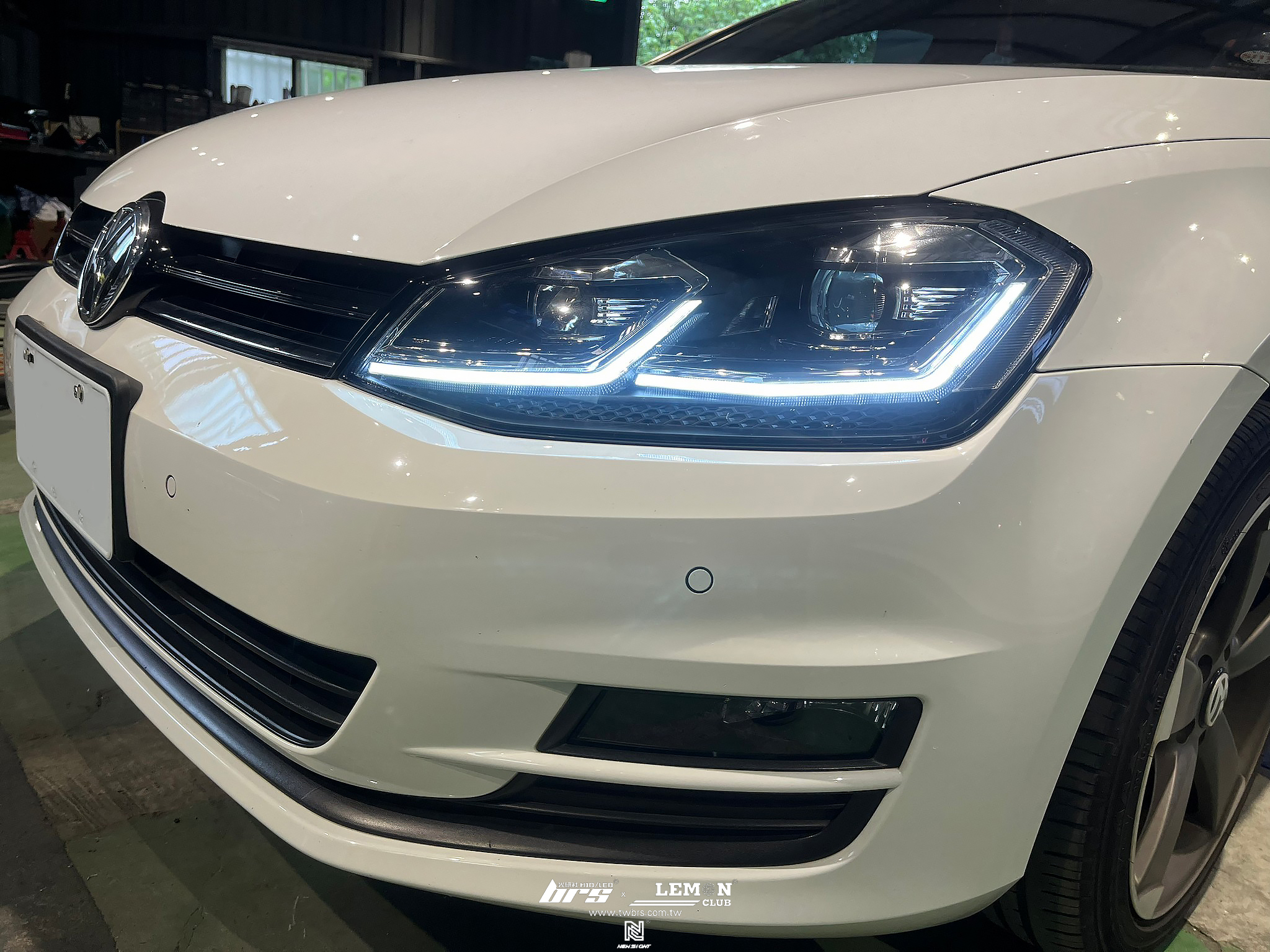 Volkswagen Golf 7 安裝 7改7.5銀線魚眼大燈總成+Highlight SS款(高階款) 6000K LED+7.5代副廠紅殼流水LED方向尾燈