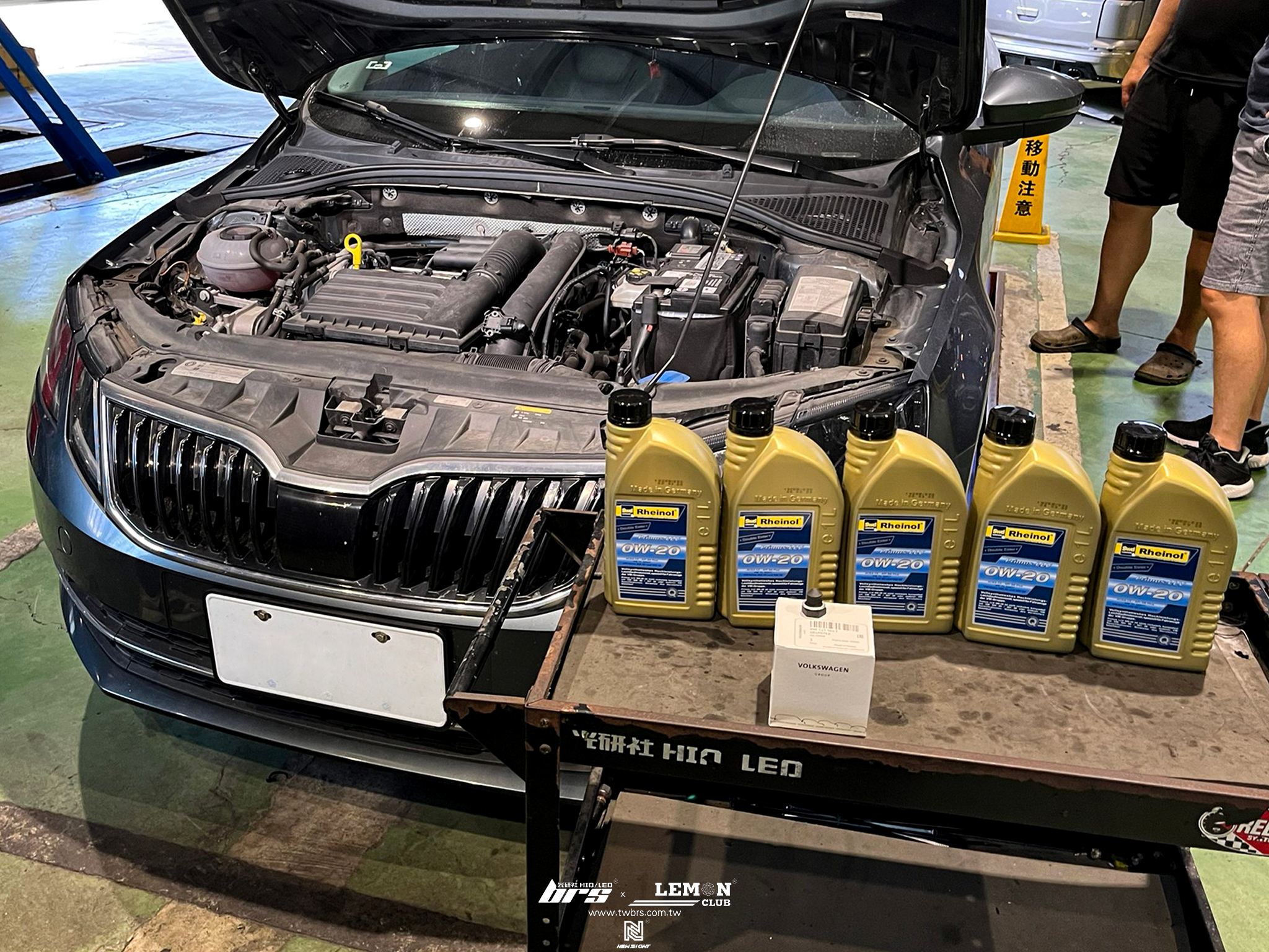 Skoda Octavia 保養 德國Rheinol萊茵機油0W20更換+原廠機油芯更換+原廠洩油螺絲+墊片更換+把手式倒車顯影鏡頭(軌跡版)
