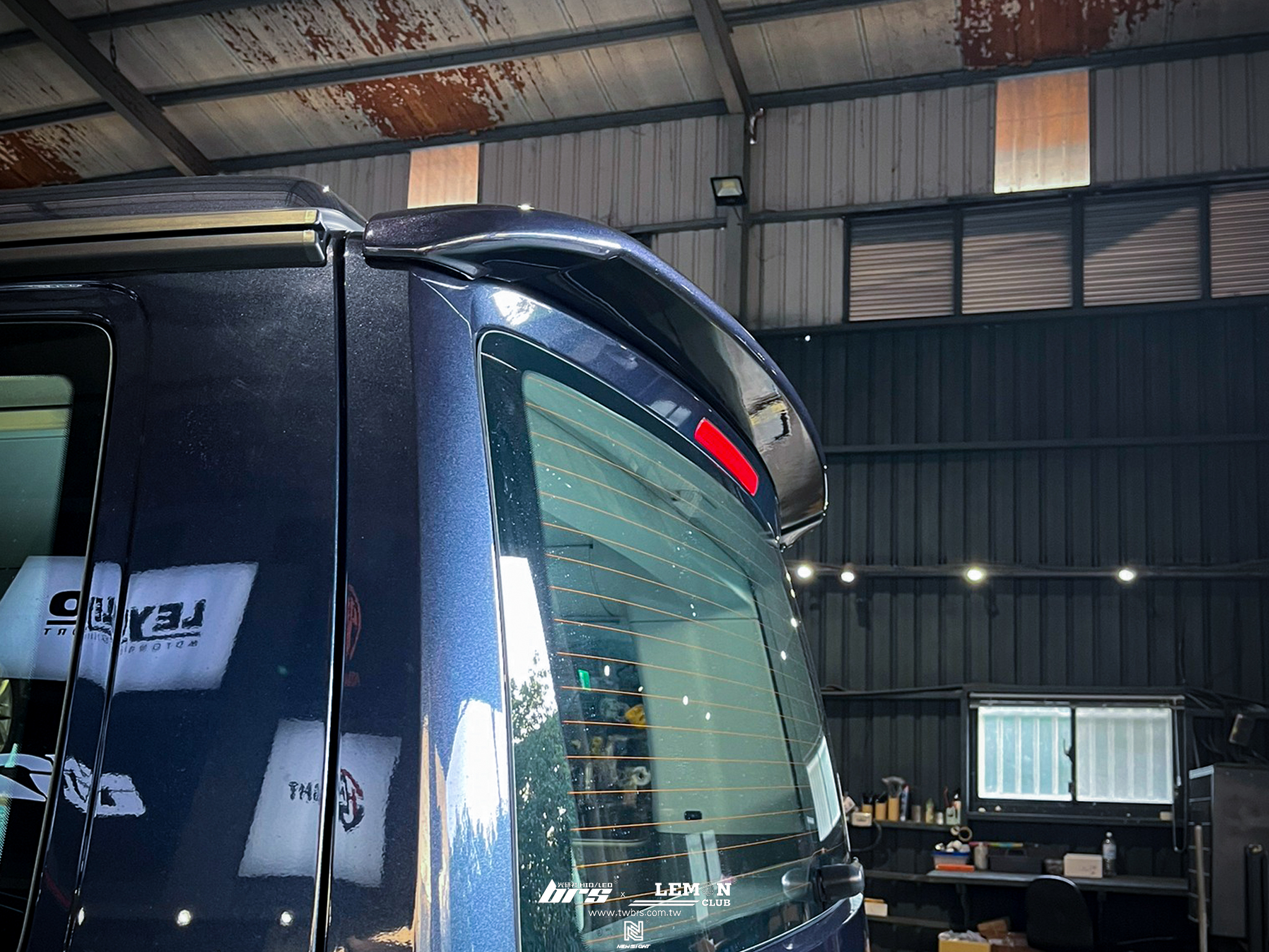 Volkswagen T6.1 安裝 LV-R前保桿+LV-R後保桿+英國風方型側邊防撞桿(側裙)+英國風尾翼+後視鏡蓋烤漆+水箱罩烤漆