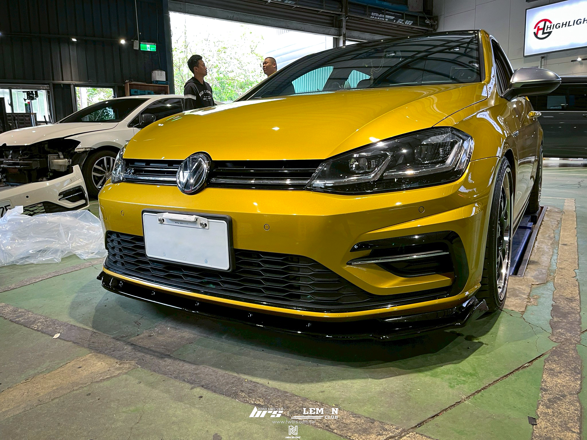 Volkswagen Golf 7.5 R-Line 安裝 類MAX 7.5R-FD1前下巴+副廠水箱罩R標+類MAX側裙