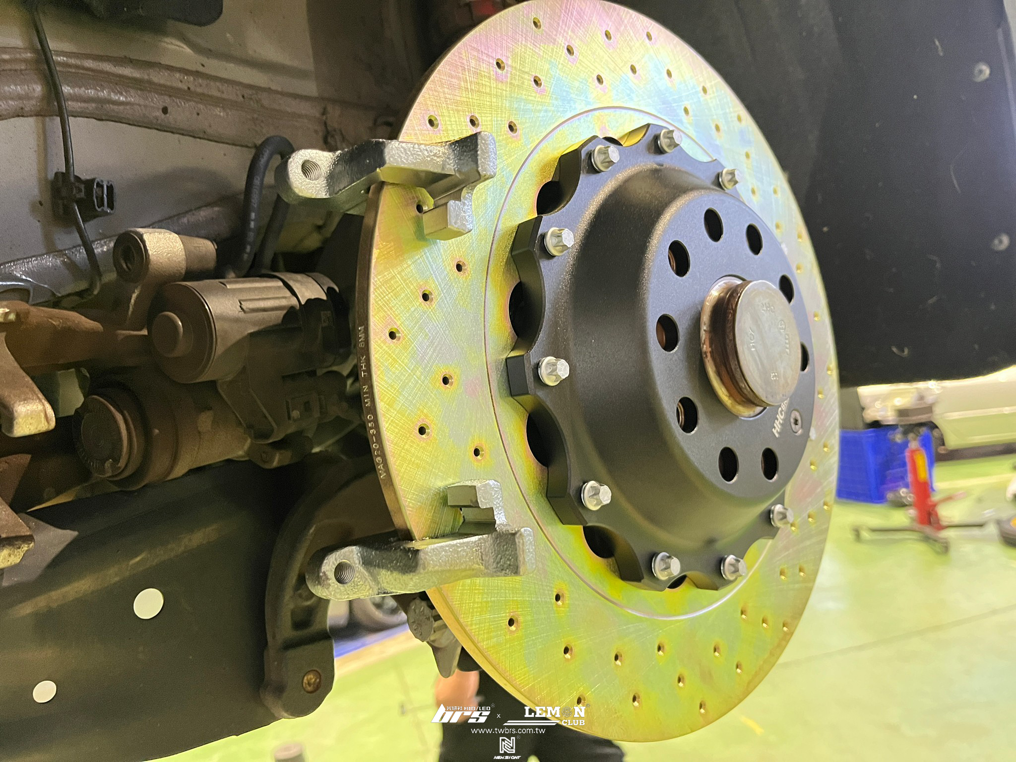 Volkswagen Golf 8 R-Line 安裝 HHC兩片式350mm後加大碟盤