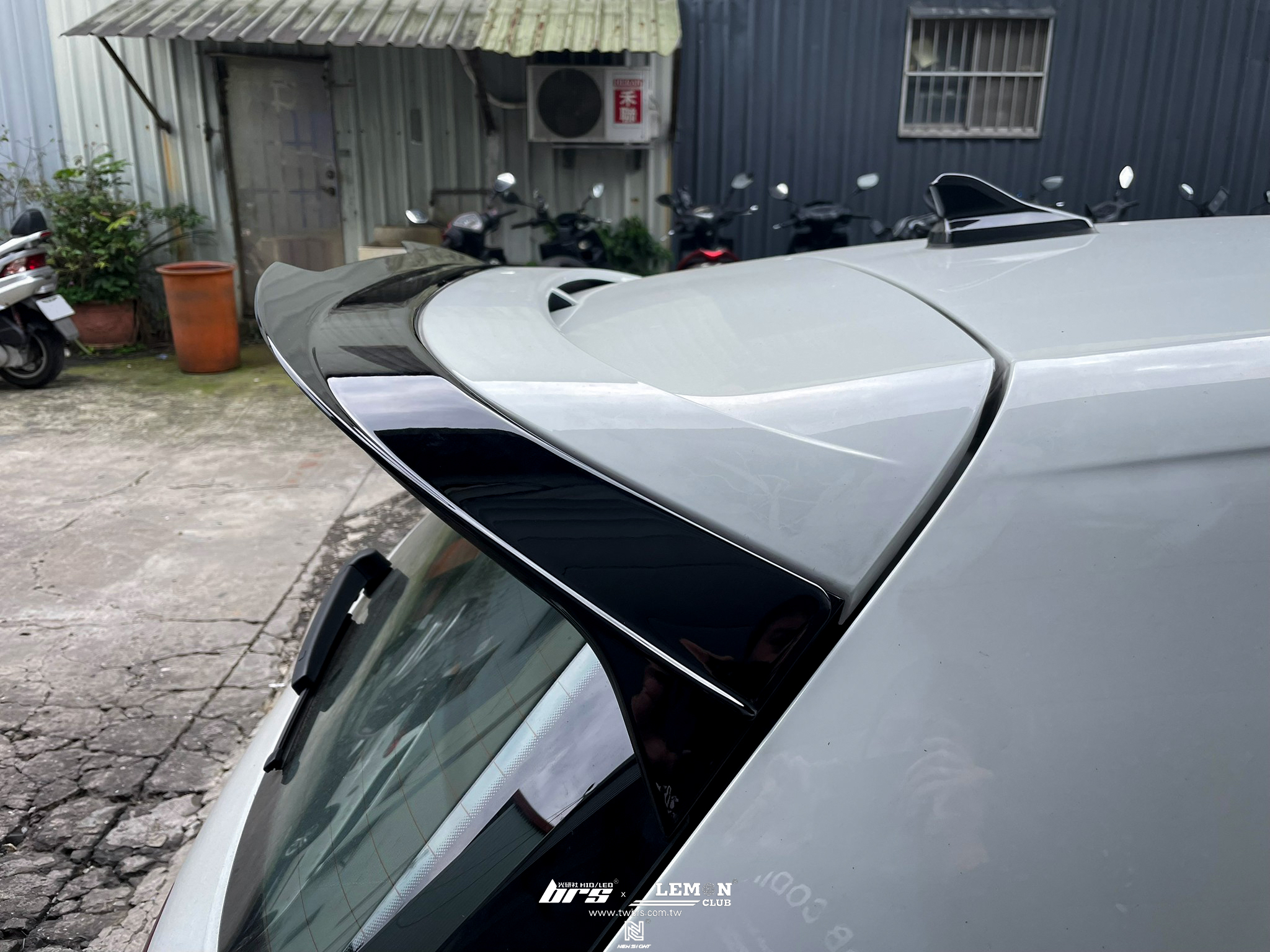 Volkswagen Golf 8 R-Line 安裝 副廠CS尾翼專用類MAX鴨尾