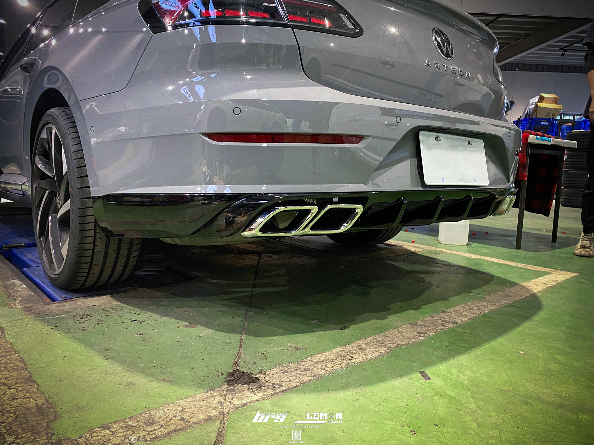 Volkswagen Arteon 安裝 後下擾流含四出尾飾管+Leyo麂皮皮革DSG換檔頭+前鏡頭半透明廠徽