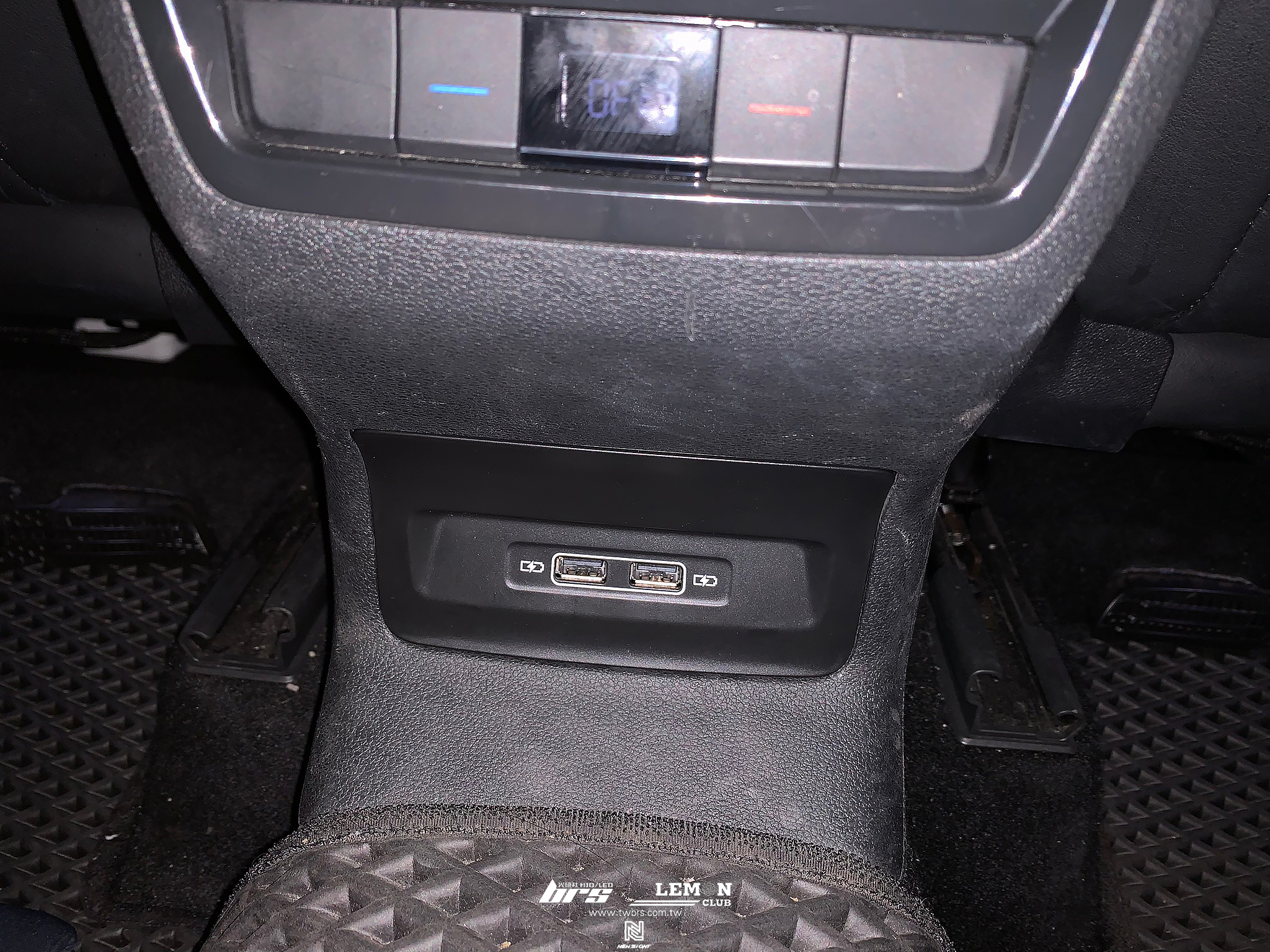 Skoda Kodiaq 安裝 後座USB充電孔