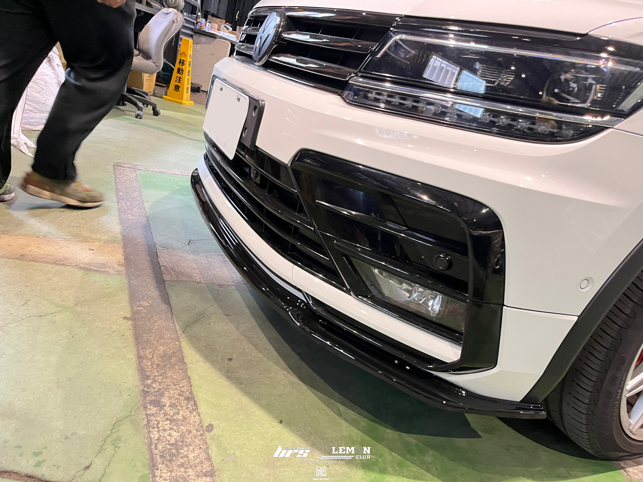 Volkswagen New Tiguan R-Line 安裝 類MAX前下巴