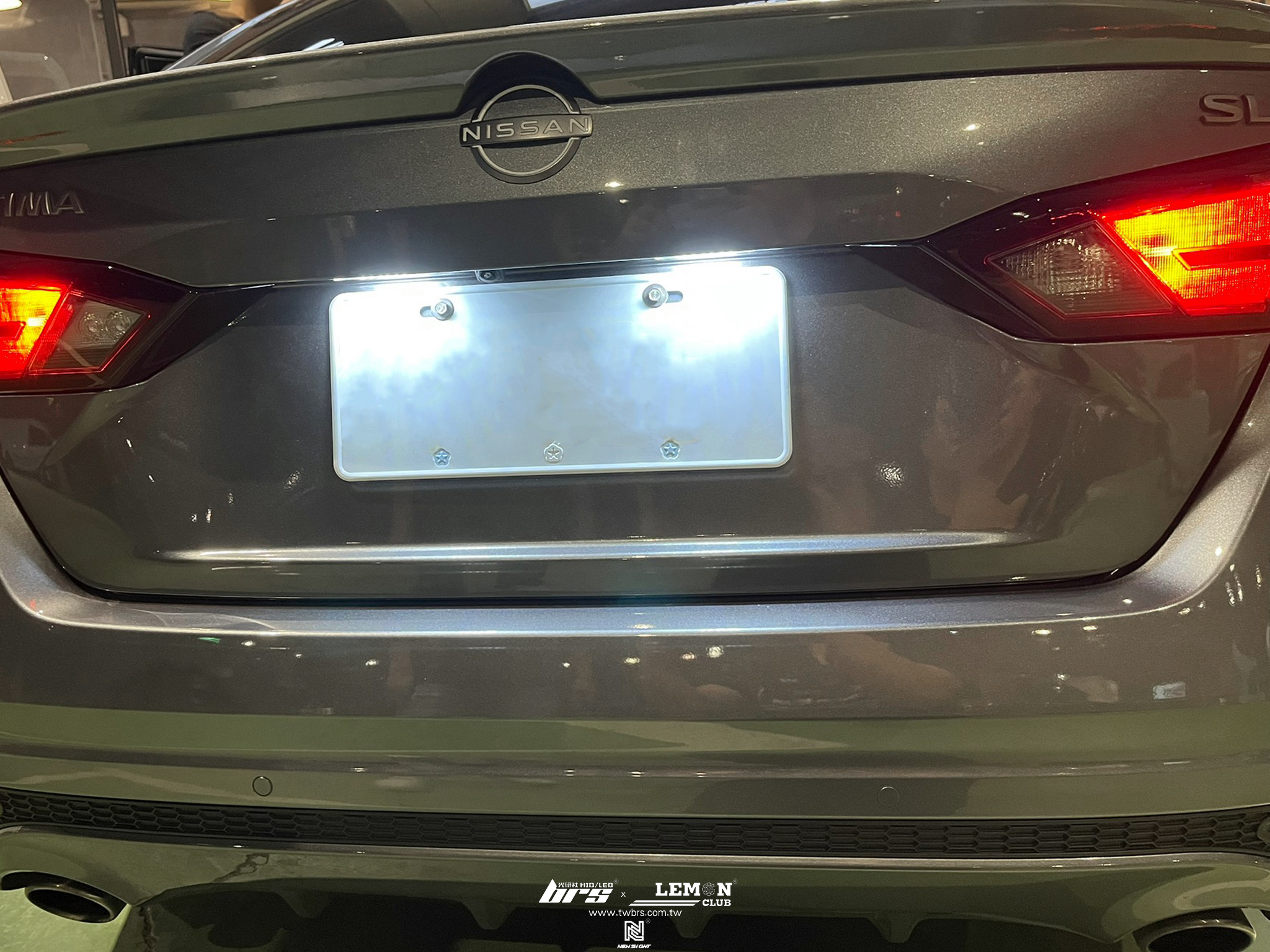 Nissan Altima 安裝 牌照燈