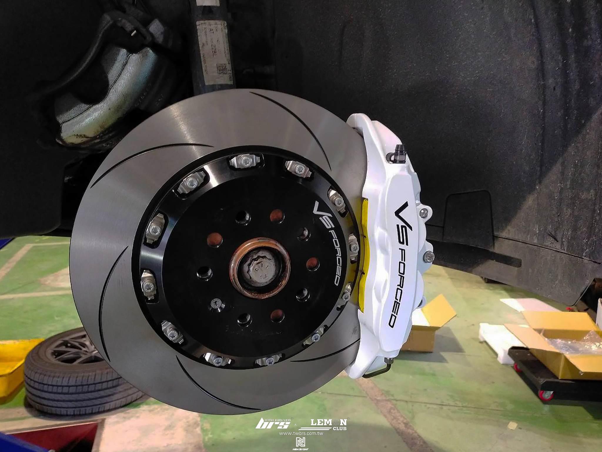 Volkswagen New Tiguan 安裝 VS_FORGED大四活塞鍛造制動卡鉗(雪白)+半浮動式畫線碟盤套組(355mm盤面)