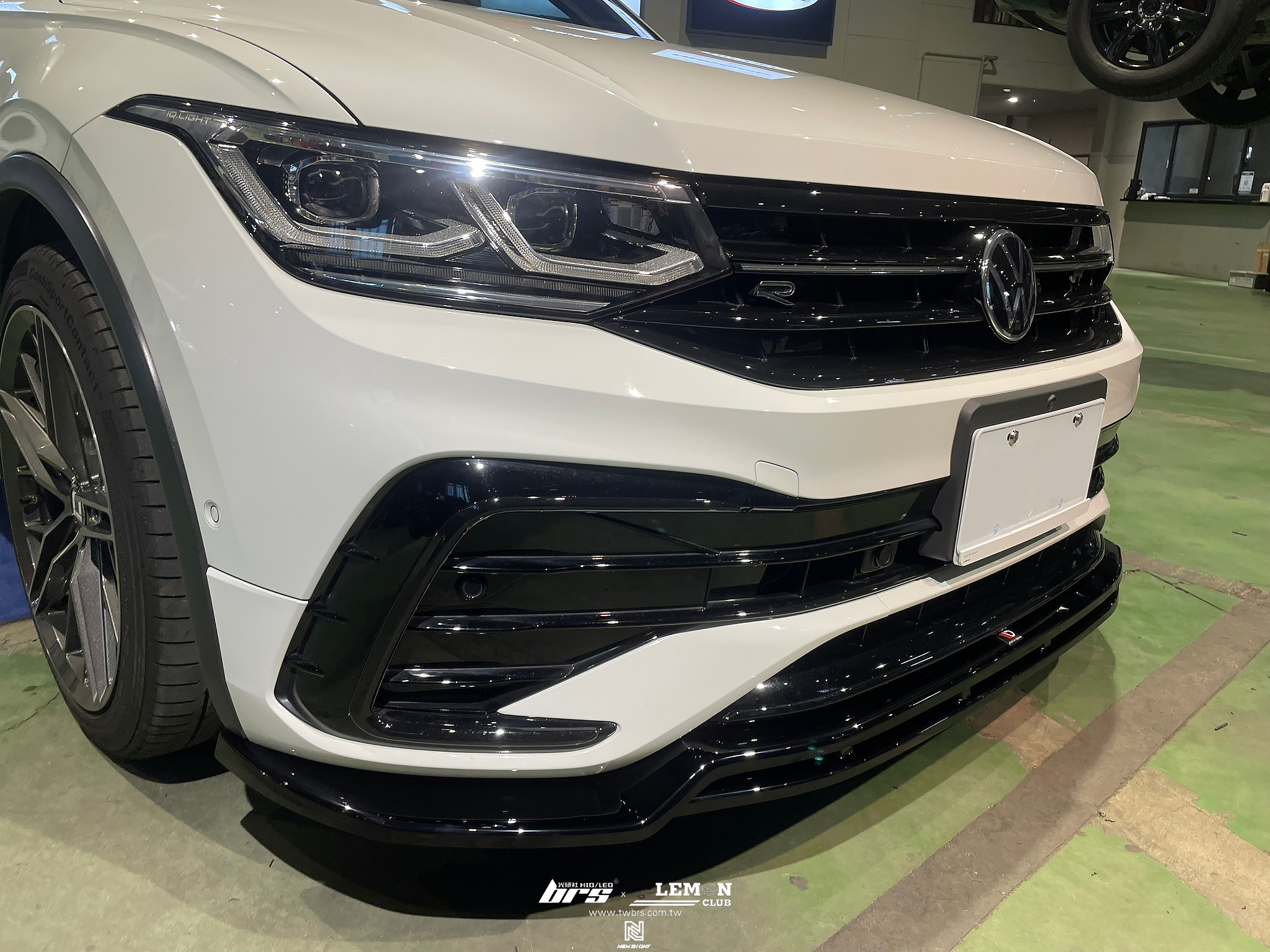Volkswagen New Tiguan R 安裝 MAXTON前下巴