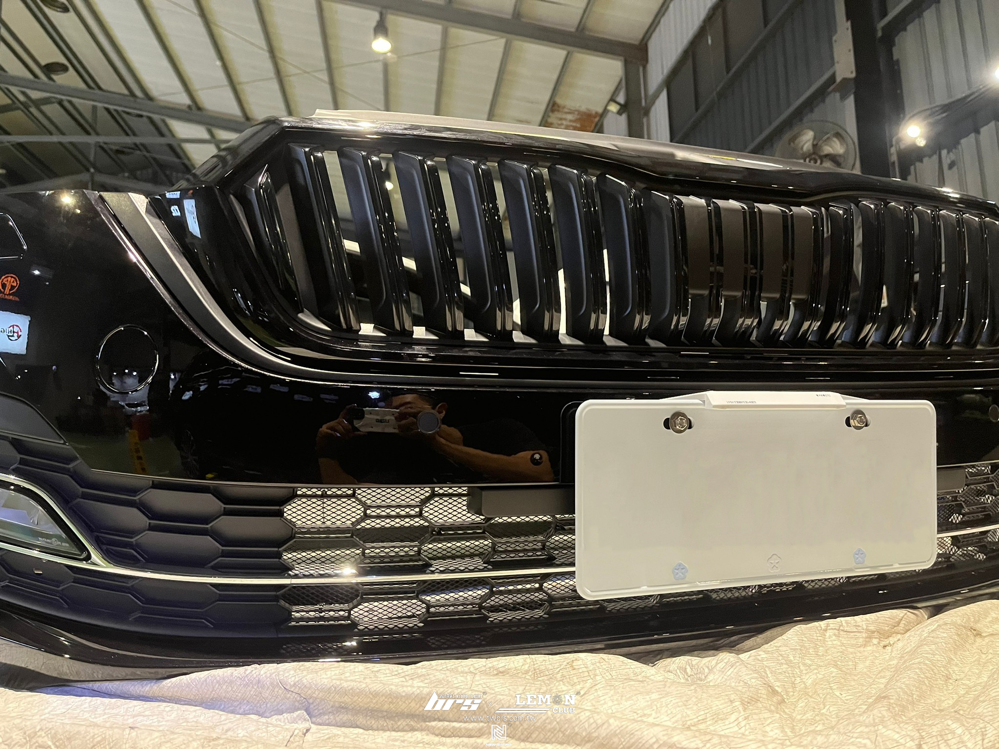 Skoda Octavia MK4 安裝 保桿防跳石網+亮黑水箱罩框