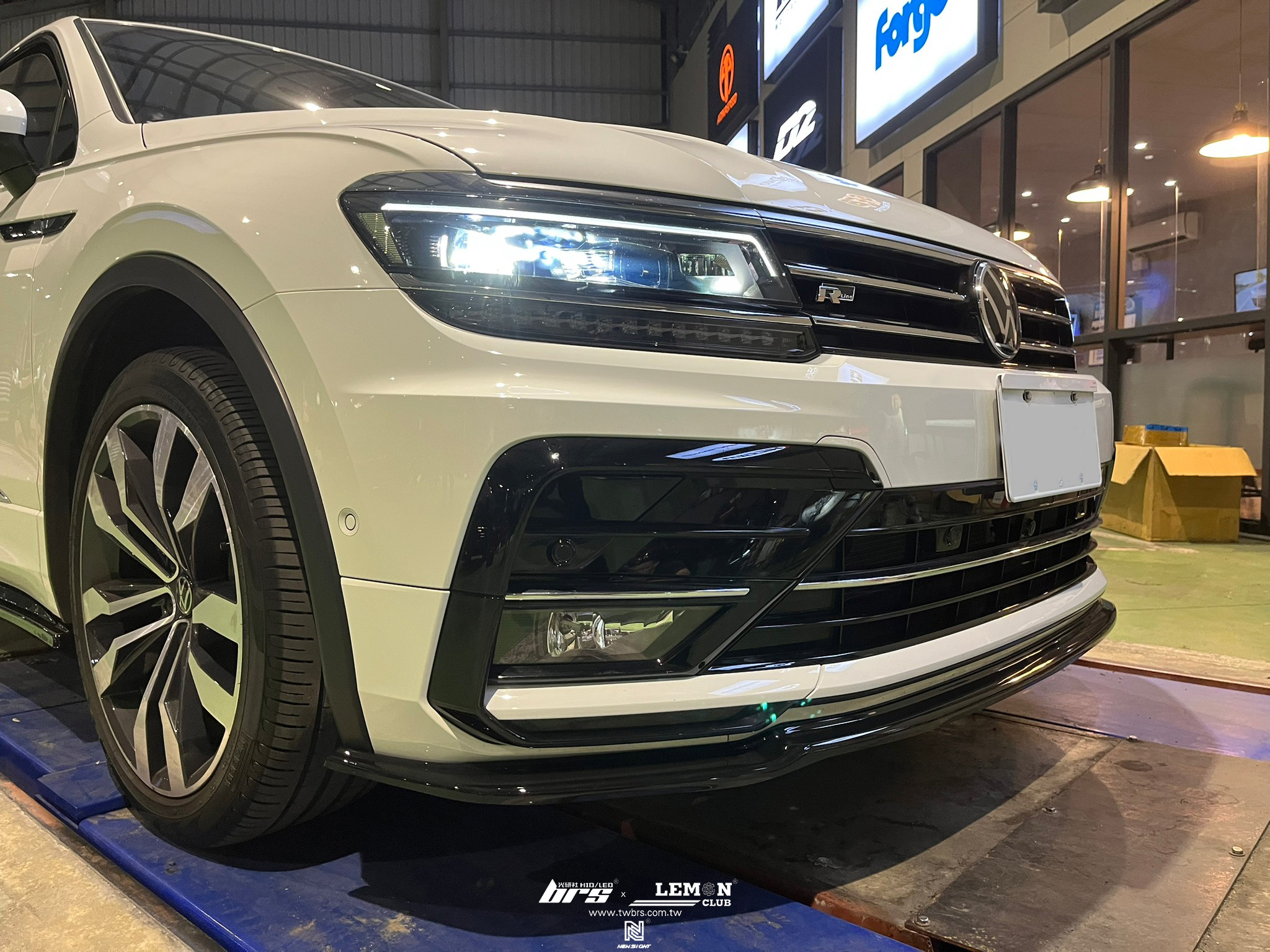 Volkswagen New Tiguan 安裝 鋼琴黑水箱罩+R-Line水箱罩標+類MAX前下巴+類MAX側裙+側裙牙齒