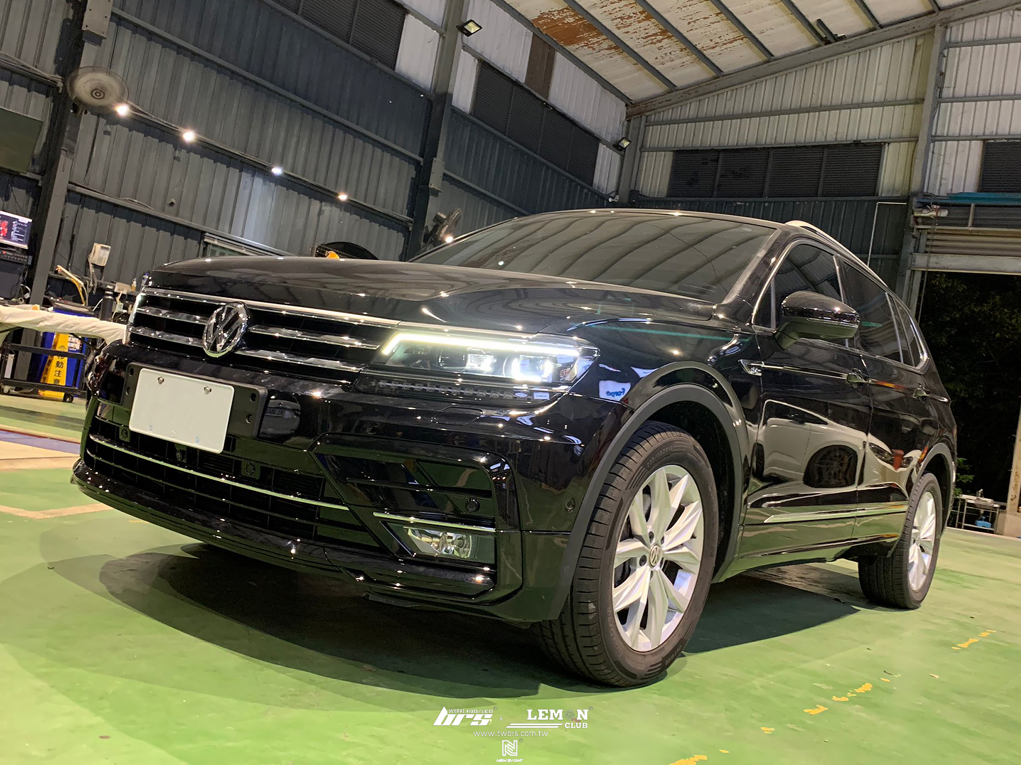 Volkswagen New Tiguan 安裝 R-Line前保桿+浪板烤漆+後中包烤漆+後下烤漆+環景校正
