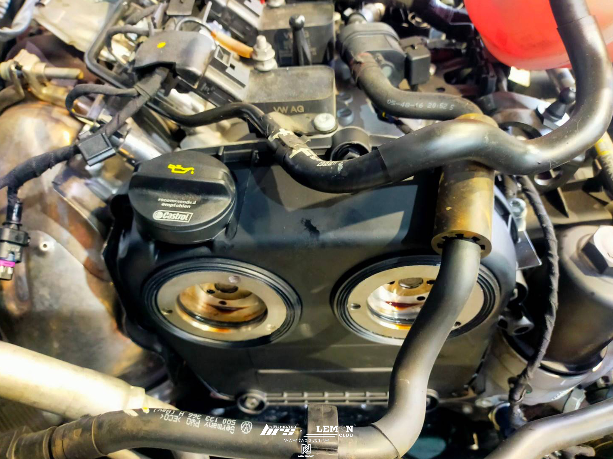 Skoda Superb 保養(德國Rheinol萊茵機油5W30+原廠機油芯+EA888鋁合金正時側蓋+原廠電磁閥+電磁閥油封+EA888鋁合金原廠型油底殼+油位感知器油封)