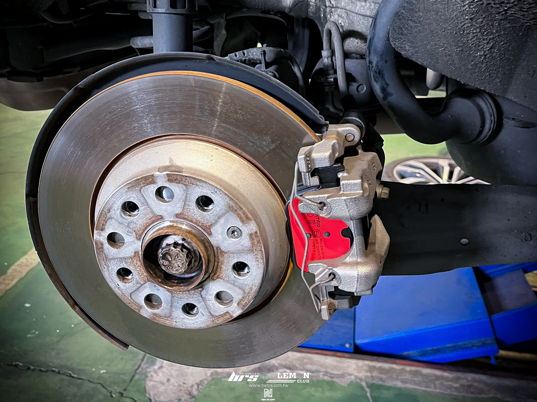 Volkswagen New Tiguan 保養 德國Rheinol萊茵機油5W30更換+原廠機油芯更換+原廠洩油螺絲+墊片更換+前Brembo來令片(紅皮)+後Brembo來令片(紅皮)