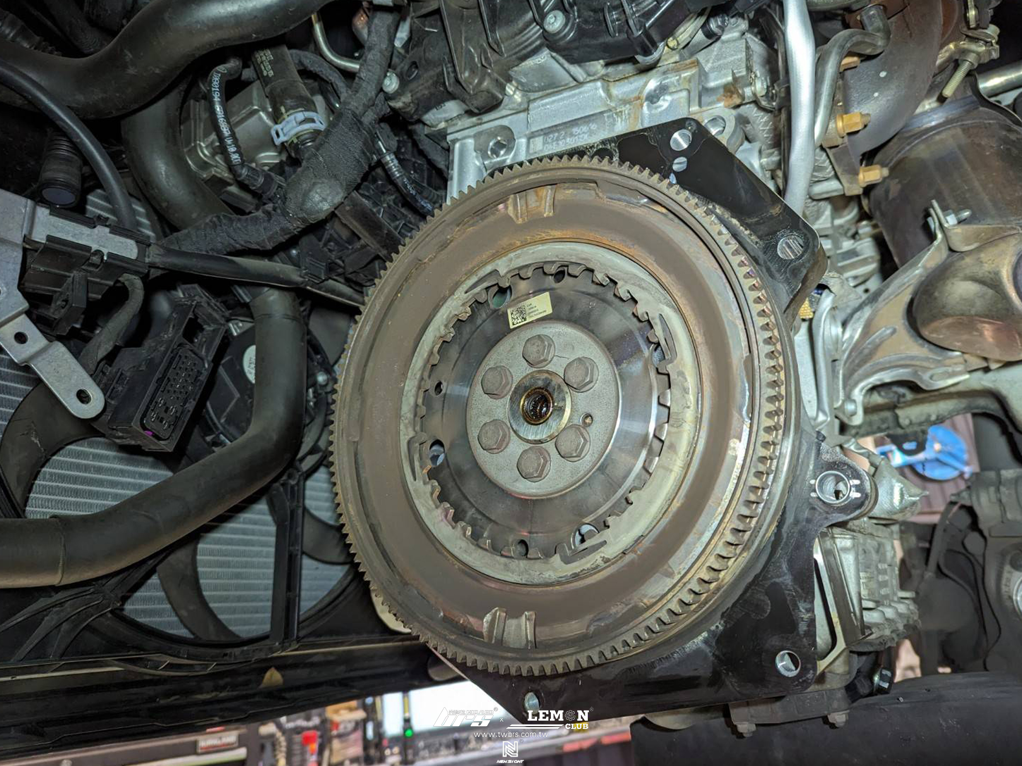 Skoda Superb 保養(原廠正時皮帶套組更換+LUK離合器組更換+原廠引擎腳更換+原廠變速箱腳更換+水溫開關更換+原廠G12水箱精)