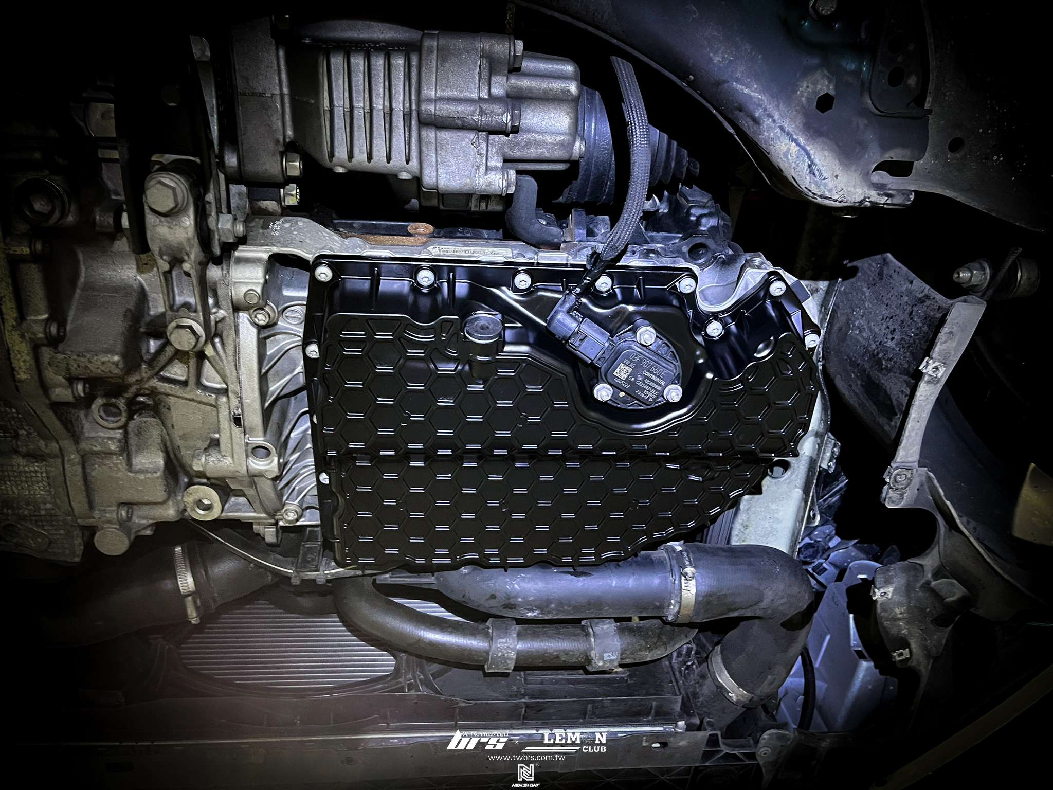 Skoda Octavia 保養 EA888鋁合金原廠型油底殼+德國Rheinol萊茵機油5W30更換+原廠機油芯更換+油位感知器墊圈更換