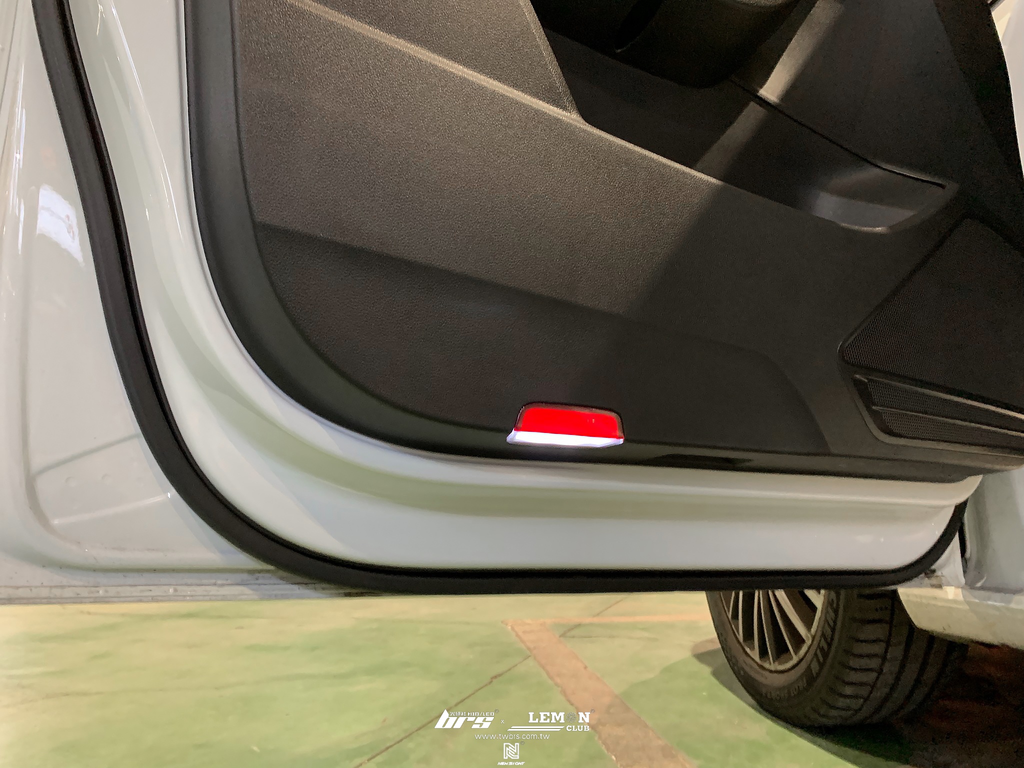 Volkswagen Touran 安裝 門邊燈+腳窩燈