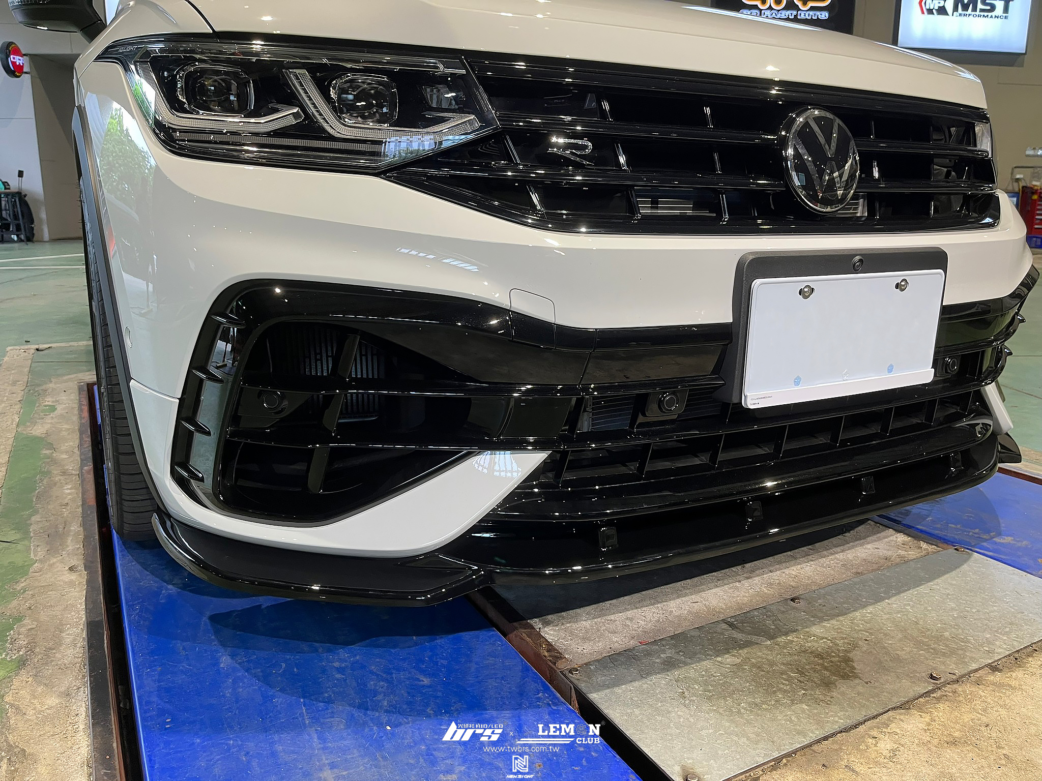 Volkswagen New Tiguan R 安裝 類MAX前下巴+類MAX側裙+類MAX後下擾流+類MAX後下包角+類MAX鴨尾