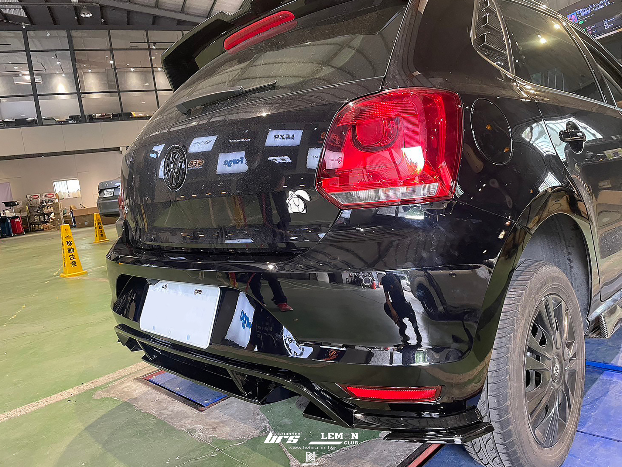 Volkswagen Polo 安裝 GTI雙邊單出後保桿