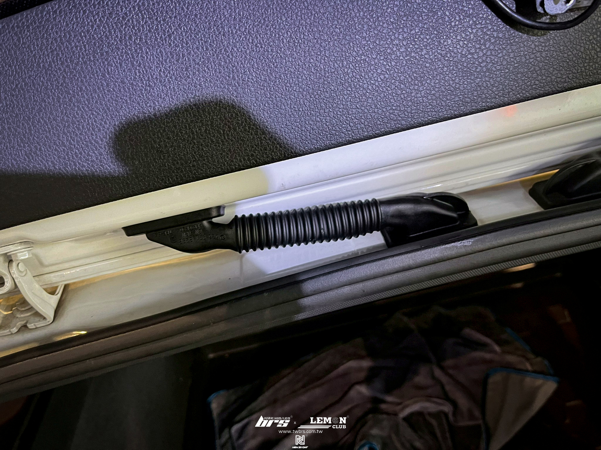 Volkswagen Golf 7.5 Variant 安裝 MQB後車箱線束護管