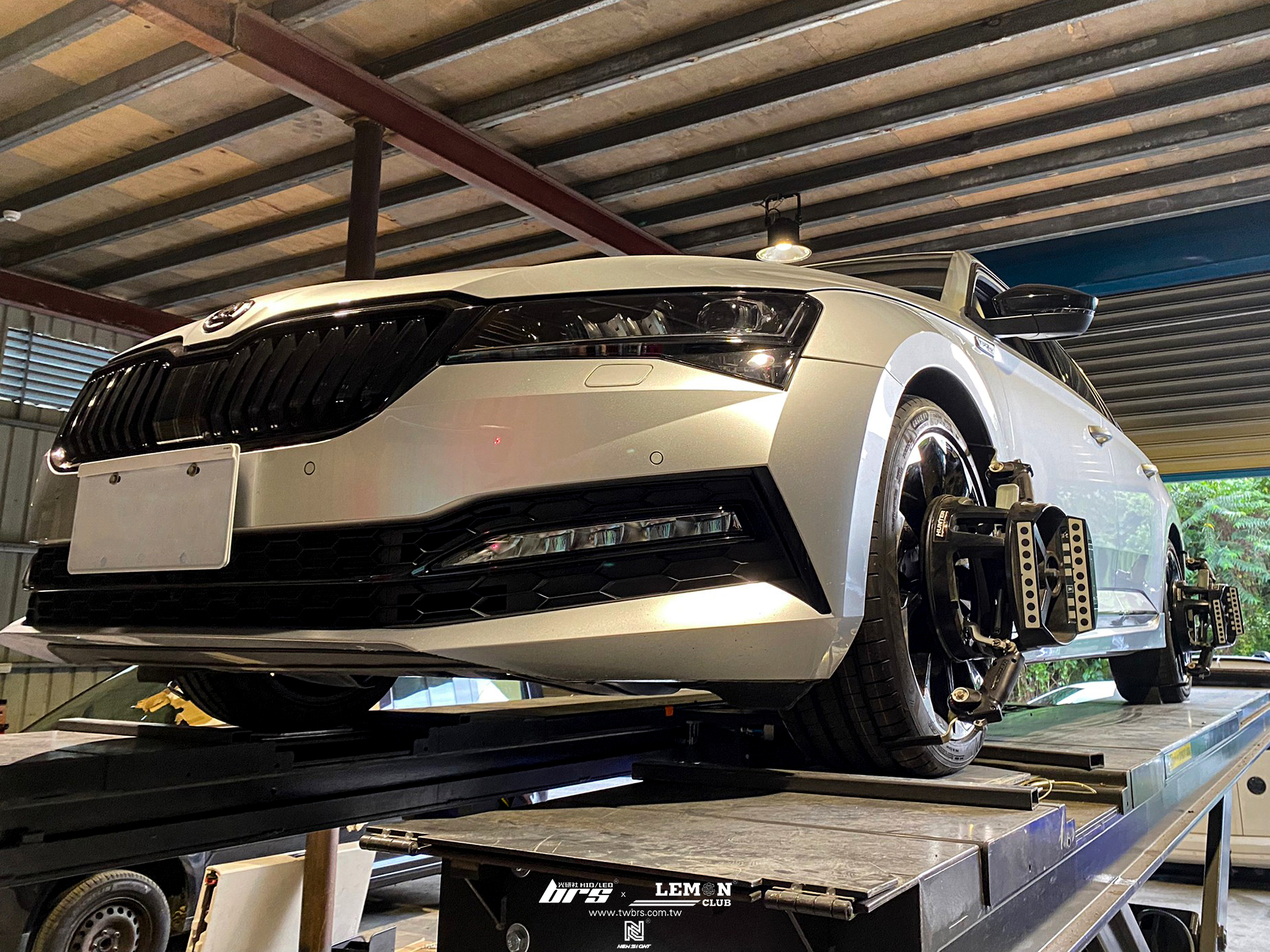 Skoda Superb 安裝 原廠直接式胎壓系統搭配ORO金屬黑氣嘴+GOOD YEAR 235／40／19-F1A6輪胎+HUNTER 3D電腦四輪定位