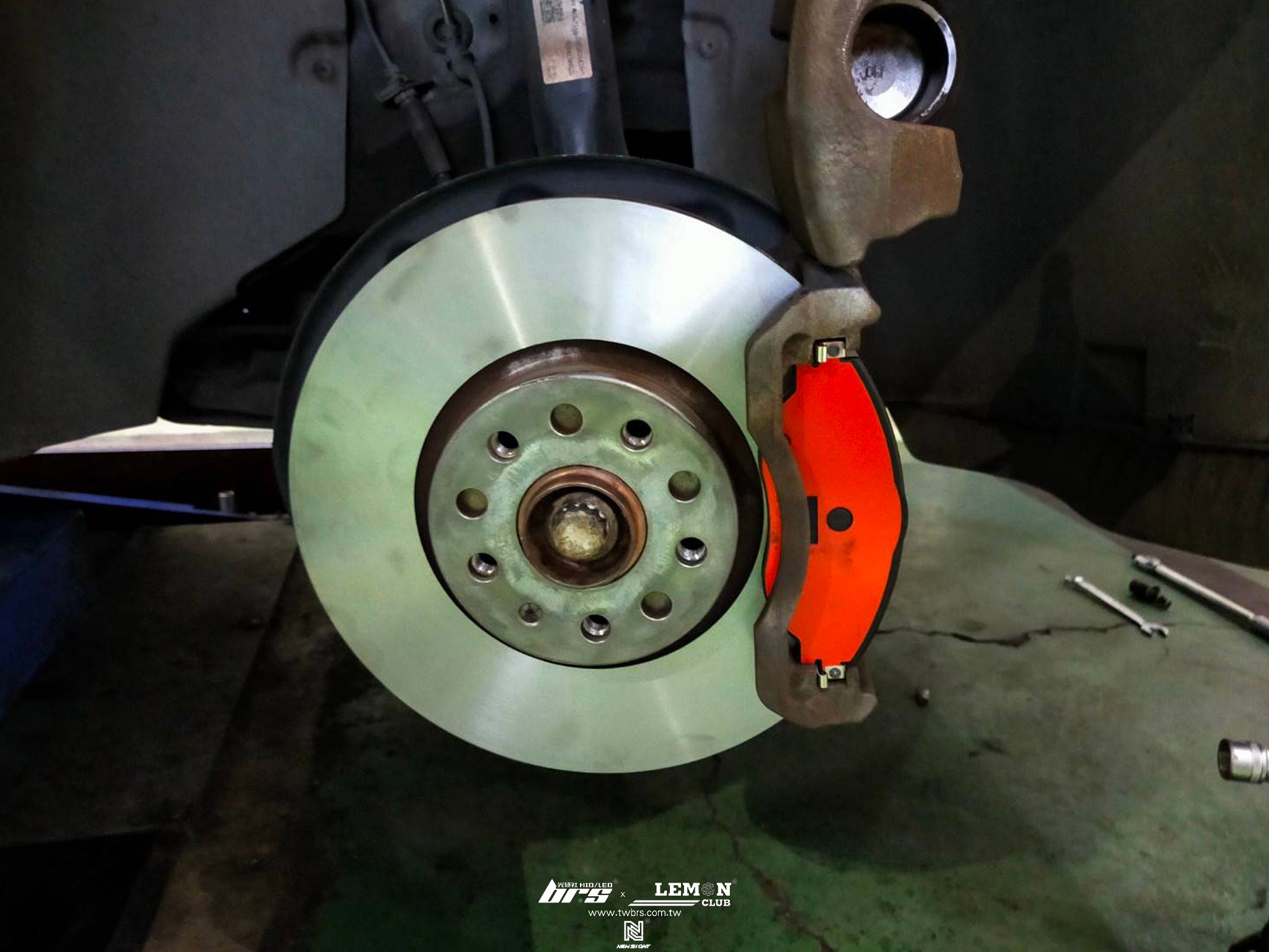 Skoda Kodiaq 安裝 Brembo前來令片(紅皮)+前碟盤平面車削