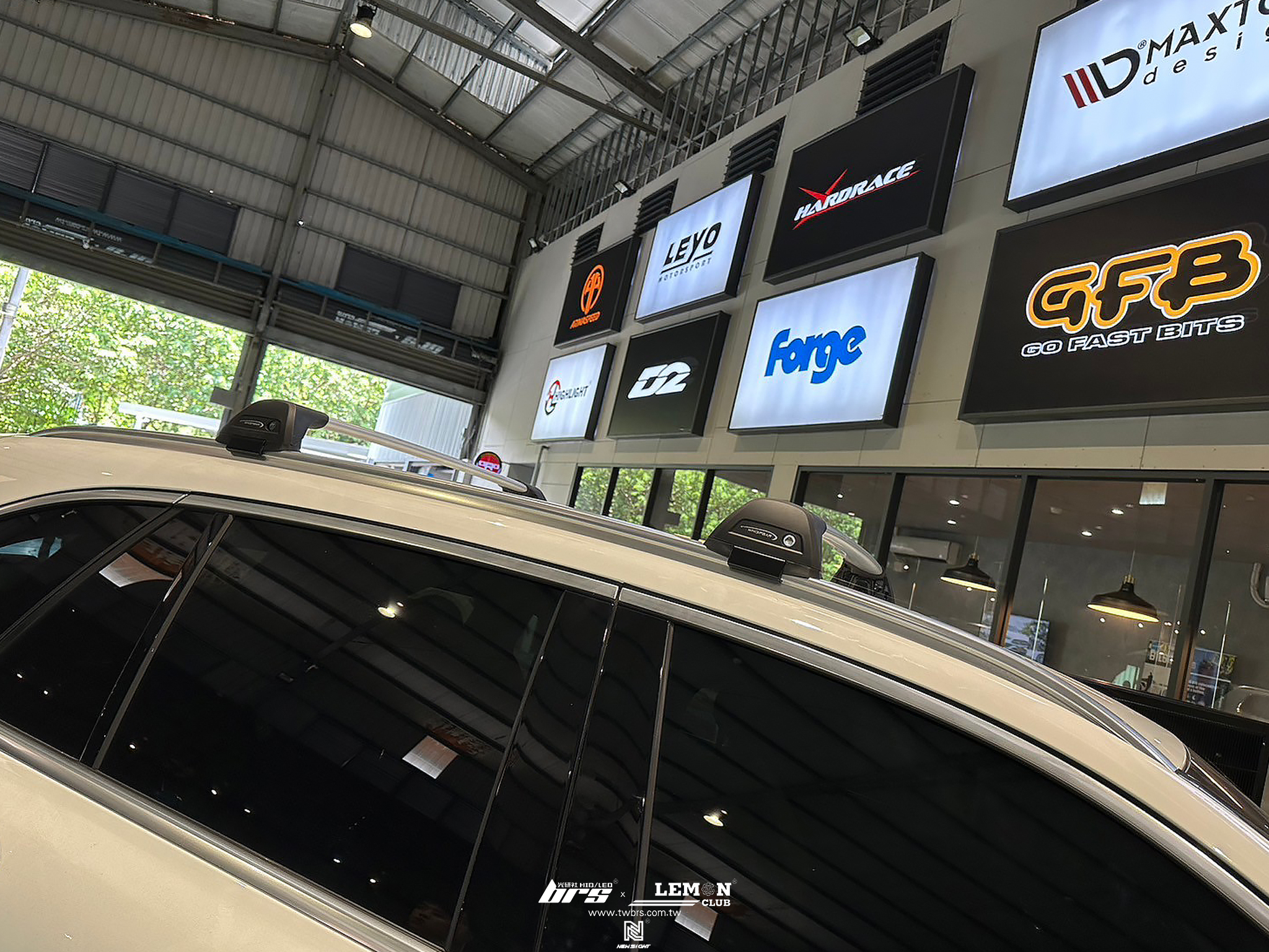 Mercedes Benz GLC 300 安裝 WHISPBAR 車頂架