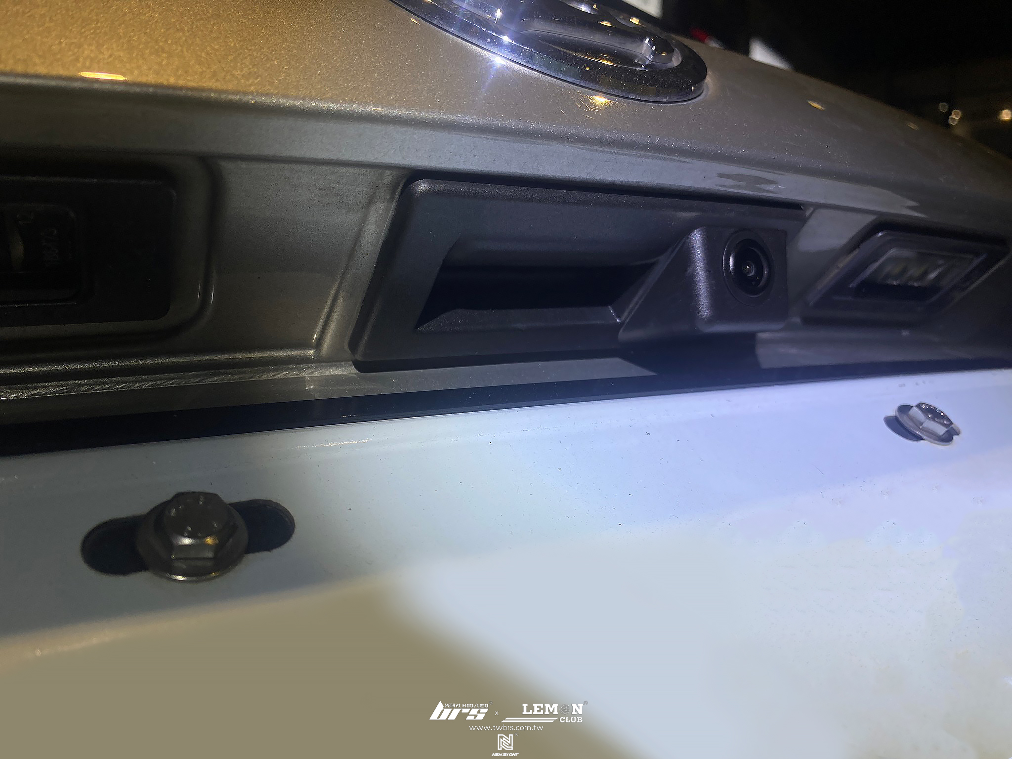 Skoda Octavia Combi MK3.5 安裝 把手式倒車顯影鏡頭(軌跡版)