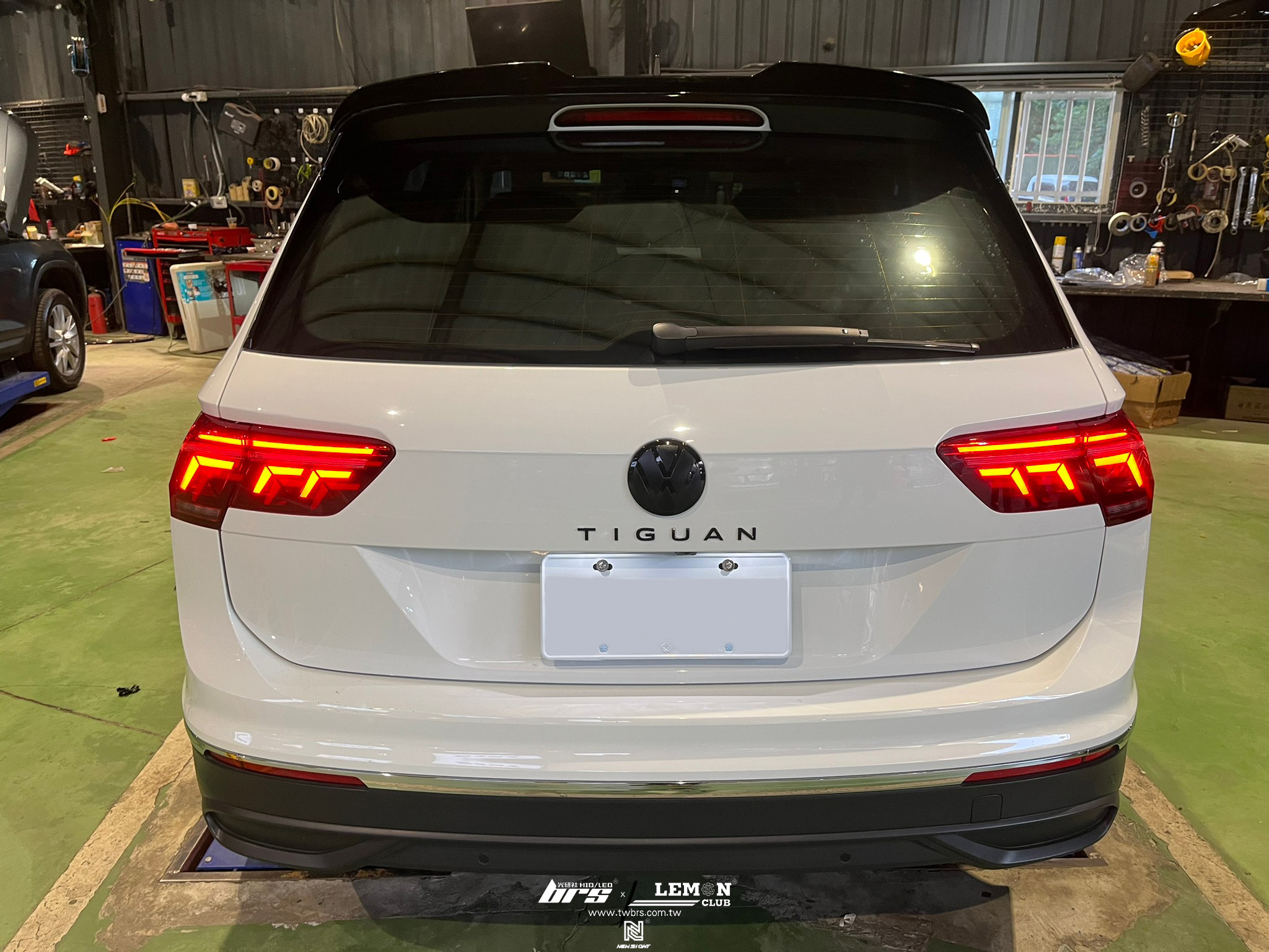 Volkswagen New Tiguan 安裝 原廠21年式動態流水尾燈+投射式門邊燈(新R標)+前黑標+後黑標