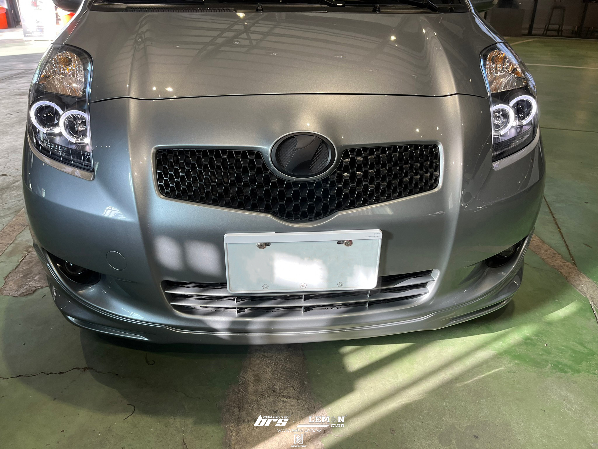 Toyota Yaris 安裝 黑底款雙光圈魚眼大燈總成