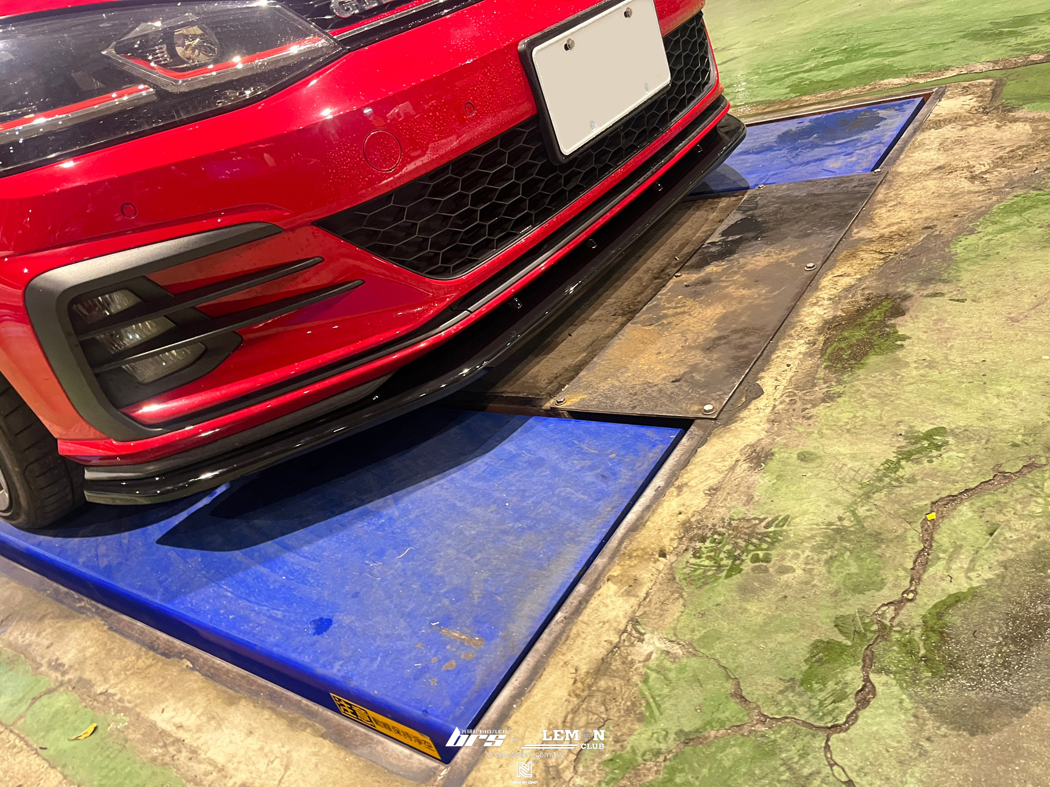 Volkswagen Golf 7.5 GTI 安裝 GTI專用類MAX前下巴+類MAX側裙