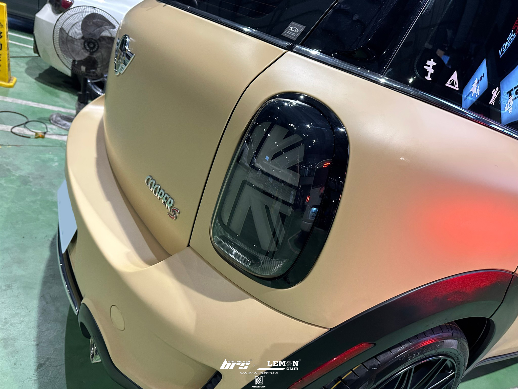MINI R60 安裝 燻黑款英國國旗尾燈