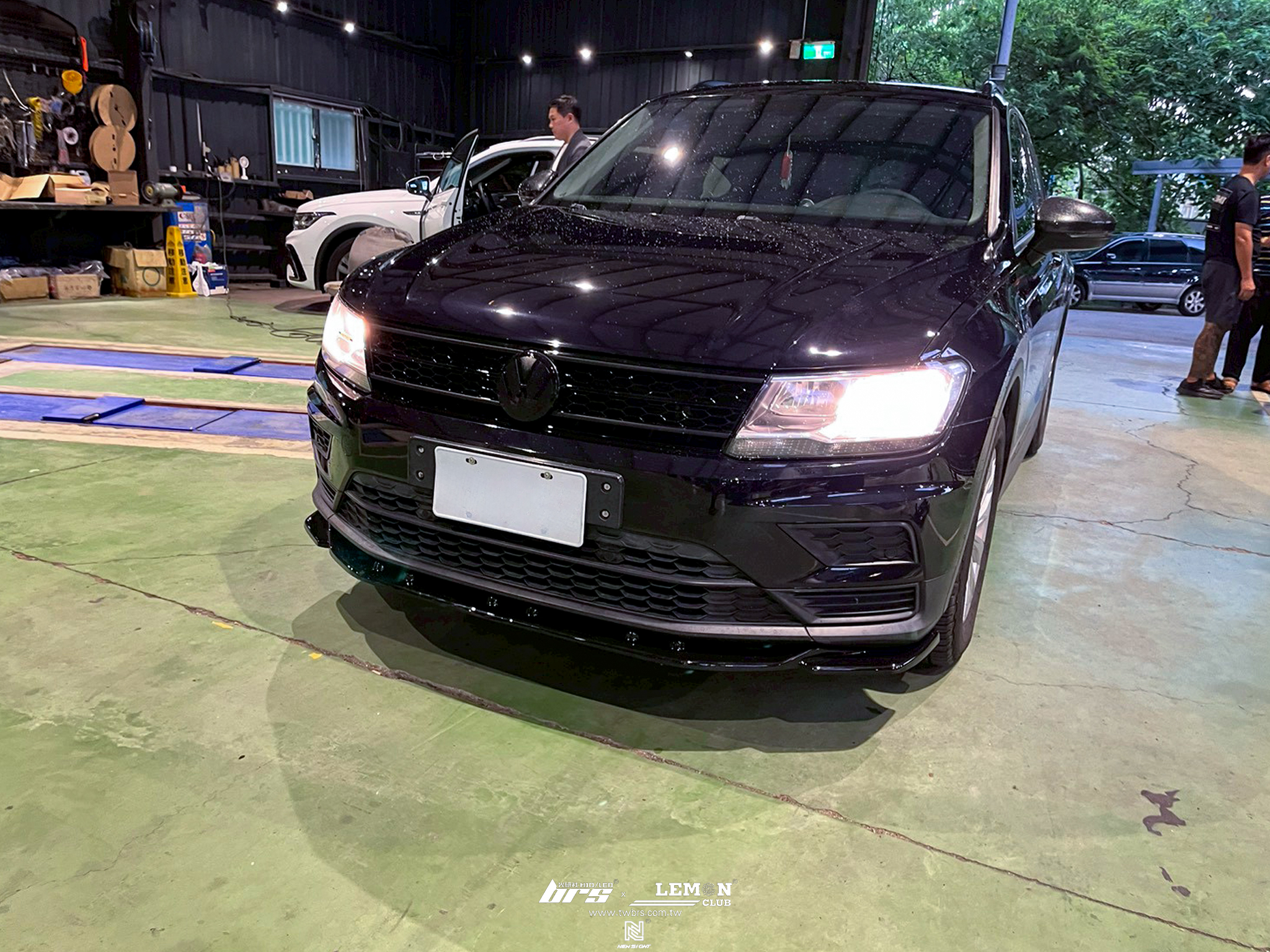 Volkswagen New Tiguan 安裝 Tiguan R 副廠後保桿+蜂巢反光片+葉子板側標+類MAX前下巴