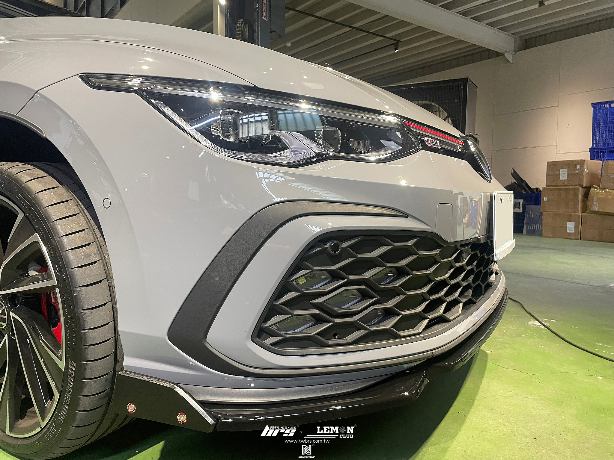 Volkswagen Golf 8 GTI 安裝 類MAX前下巴+CS款水轉印尾翼