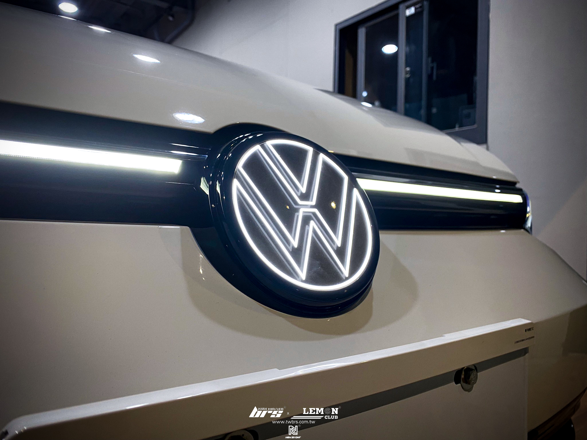 Volkswagen Golf 8 安裝 發光廠徽