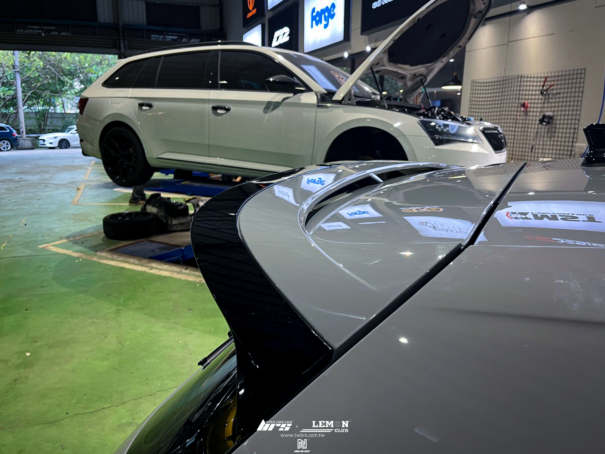 Volkswagen Golf 8 安裝 副廠CS款尾翼+亮黑後視鏡蓋