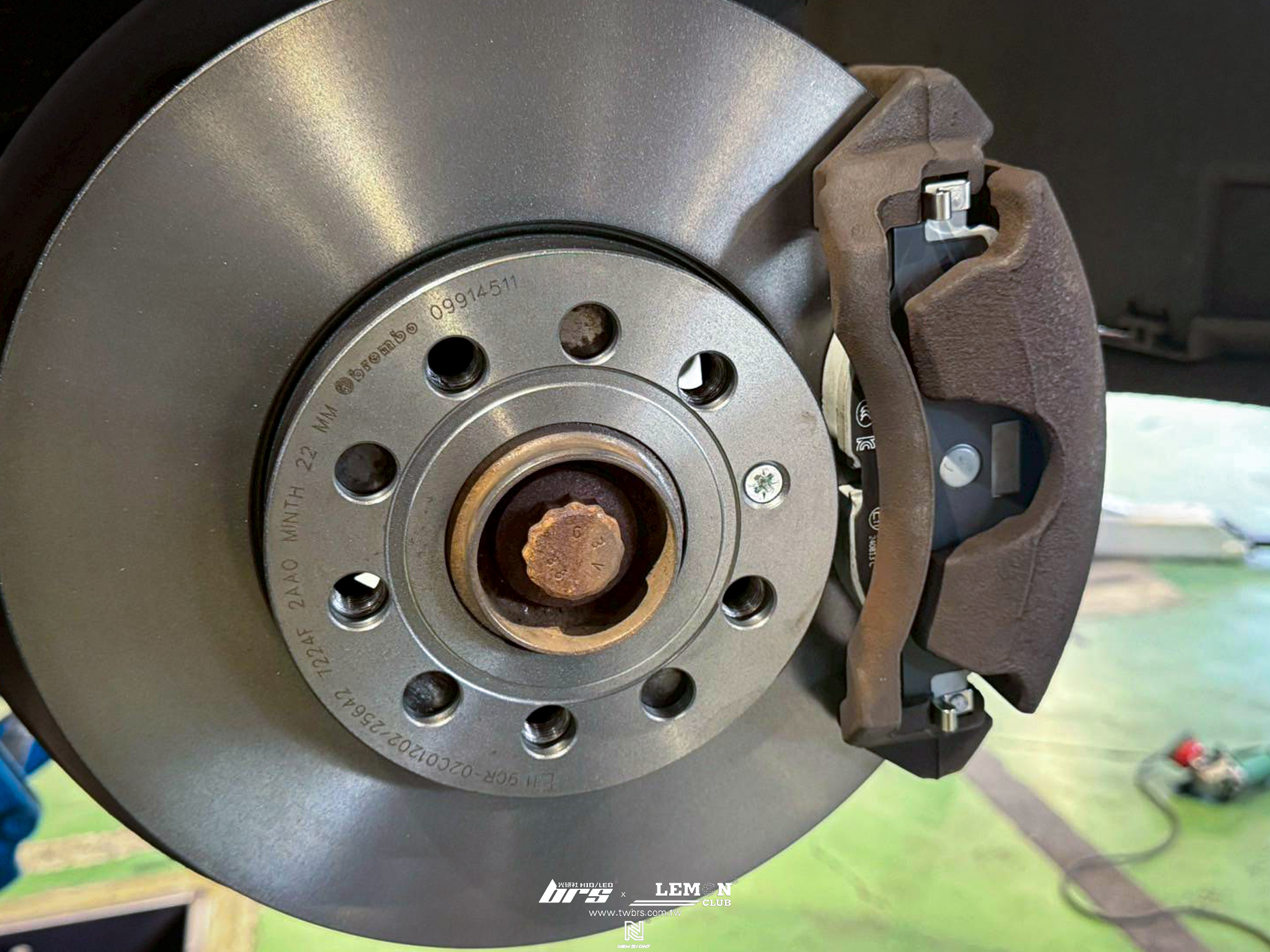 Skoda Octavia 保養 德國Rheinol萊茵機油5W30更換+原廠機油芯更換+原廠洩油螺絲+墊片更換+前Brembo平盤更換+前Brembo來令片(黑皮)