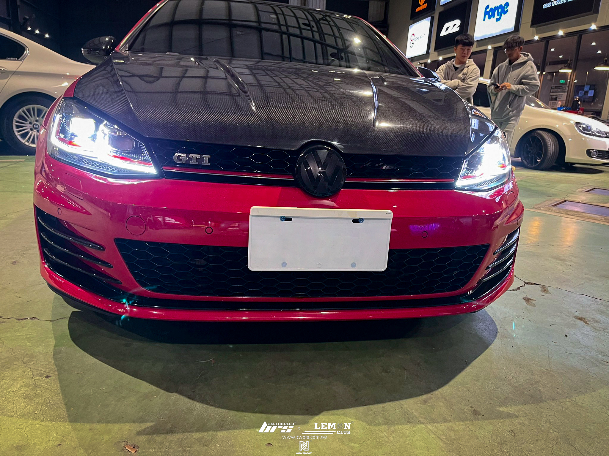 Volkswagen Golf 7 GTI 安裝 7改7.5紅線魚眼大燈總成+D2H 6500K 高階款LED