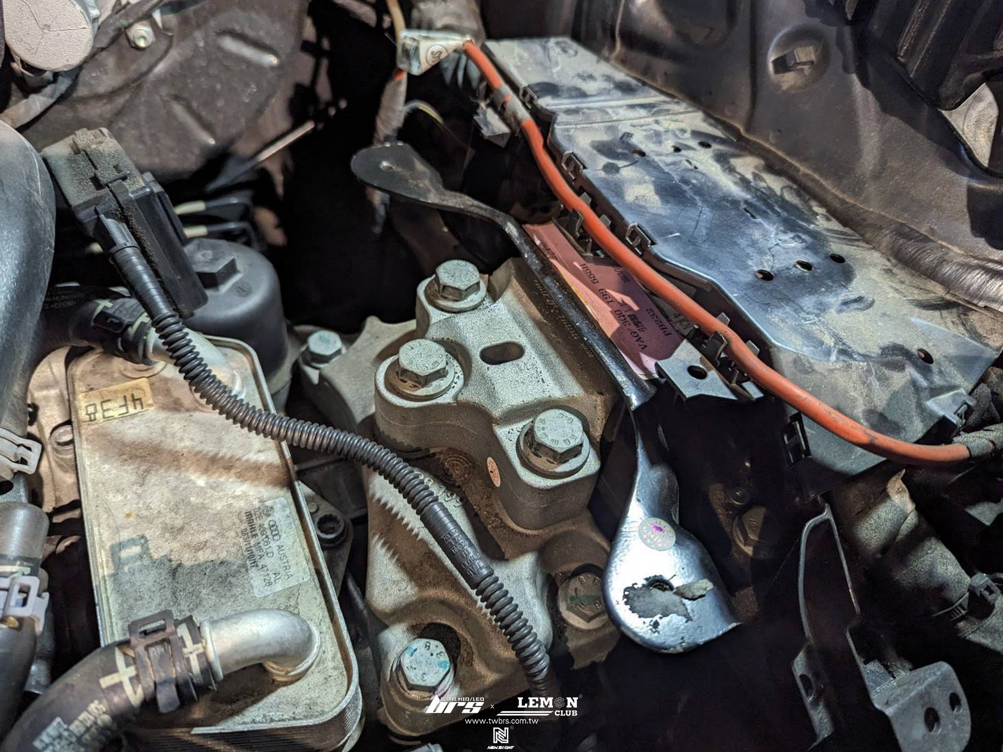 Skoda Superb 保養 原廠機油冷卻器+原廠機油冷卻器墊片+原廠機油芯座墊片+原廠副水桶+原廠引擎腳+原廠變速箱腳