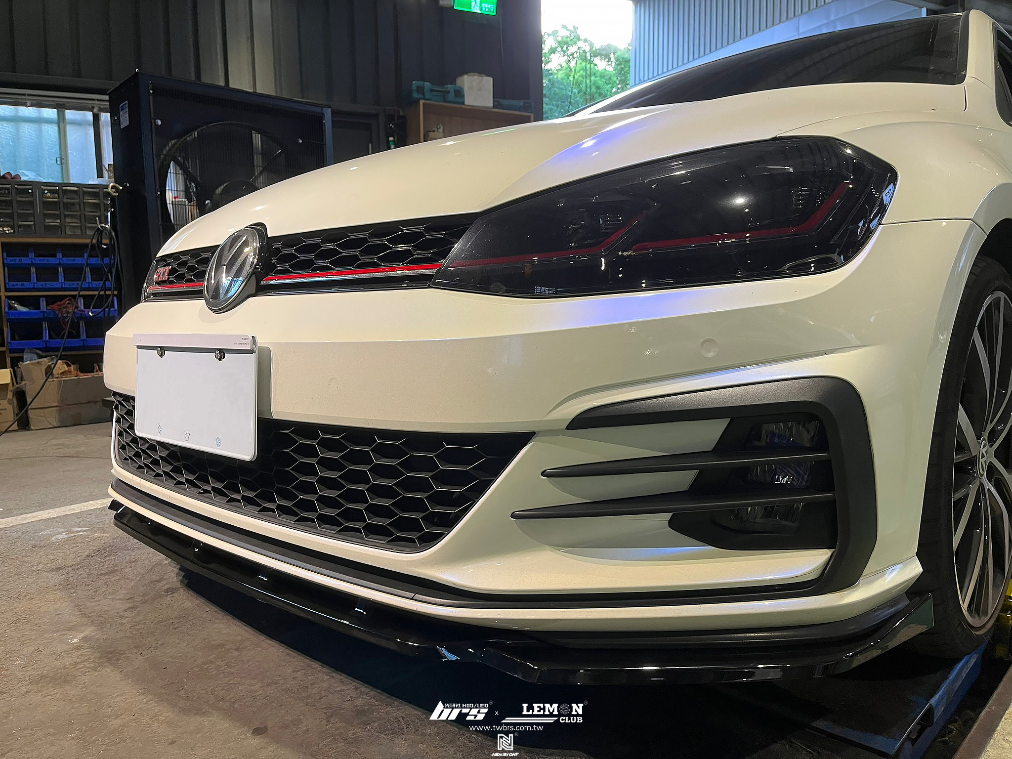 Volkswagen Golf 7.5 GTI 安裝 三件式前下巴