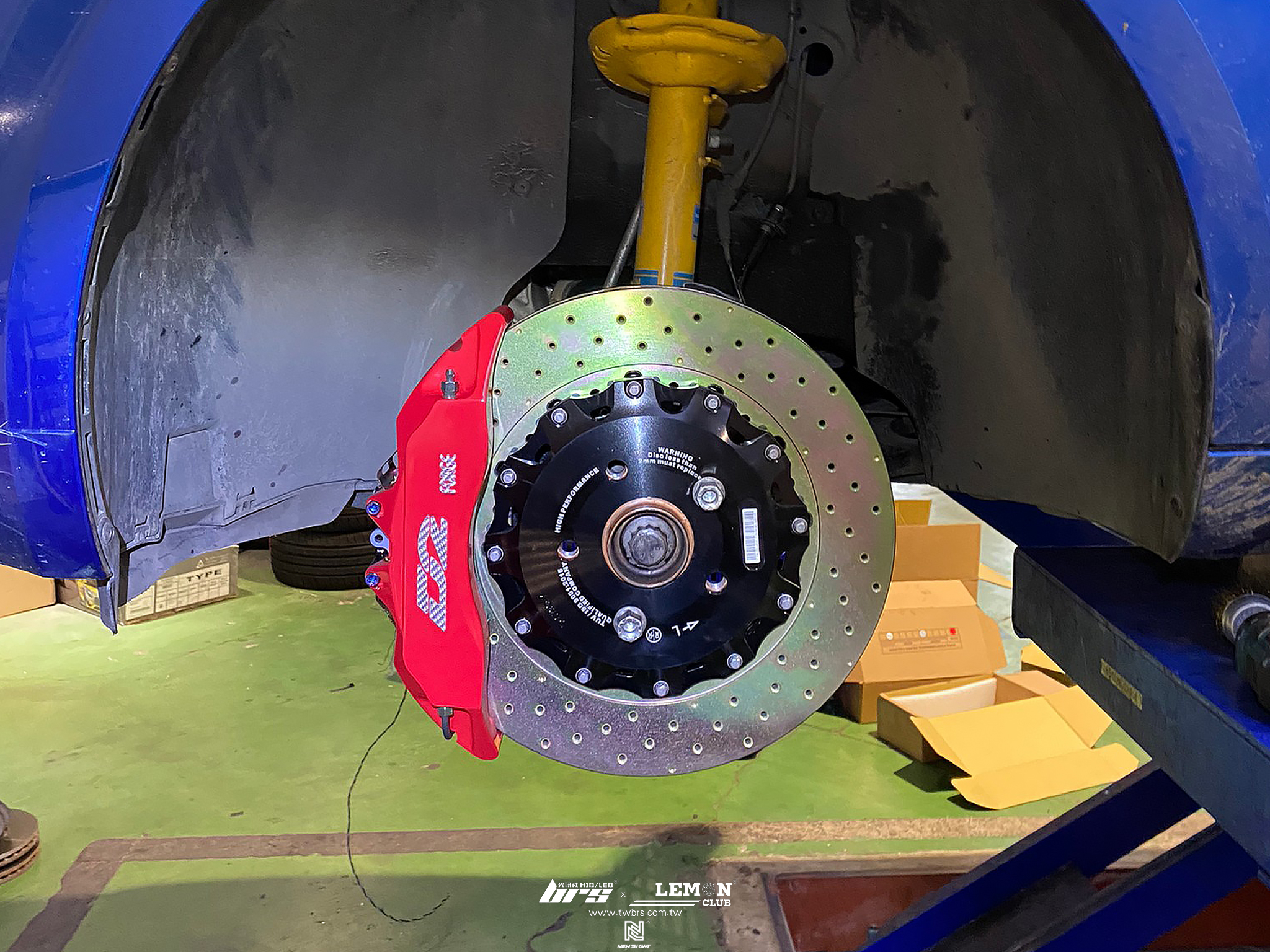 Skoda Octavia 安裝 原廠電子手煞車開關總成+D2前八活塞卡鉗+浮動碟盤+原廠車道保持系統