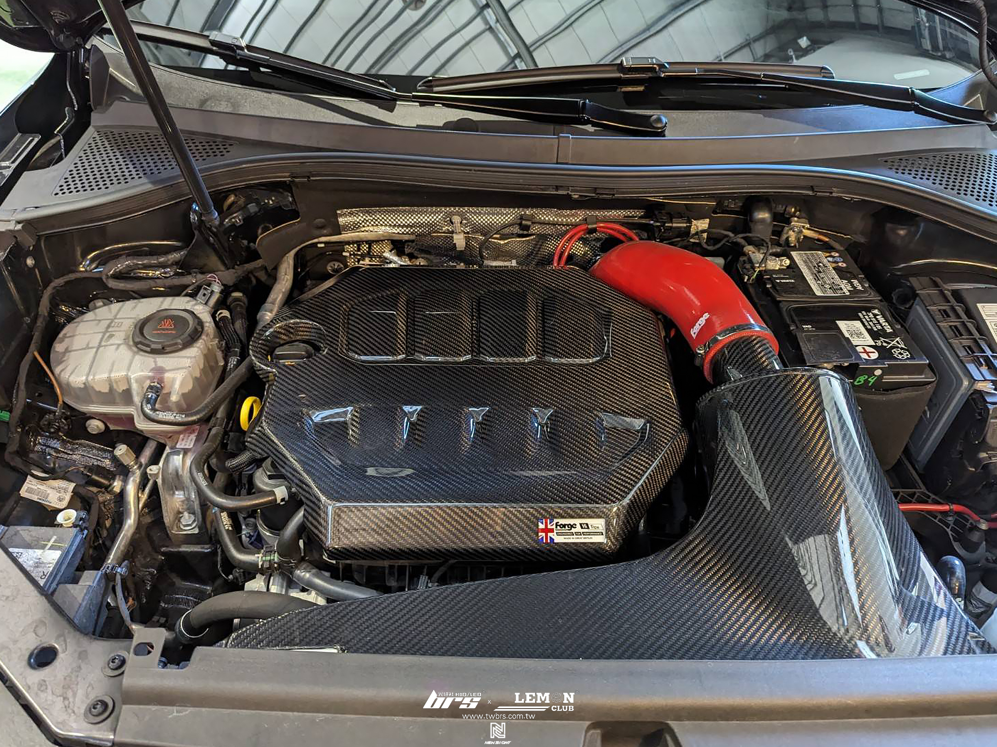 Volkswagen New Tiguan 安裝 Forge碳纖維引擎上飾蓋