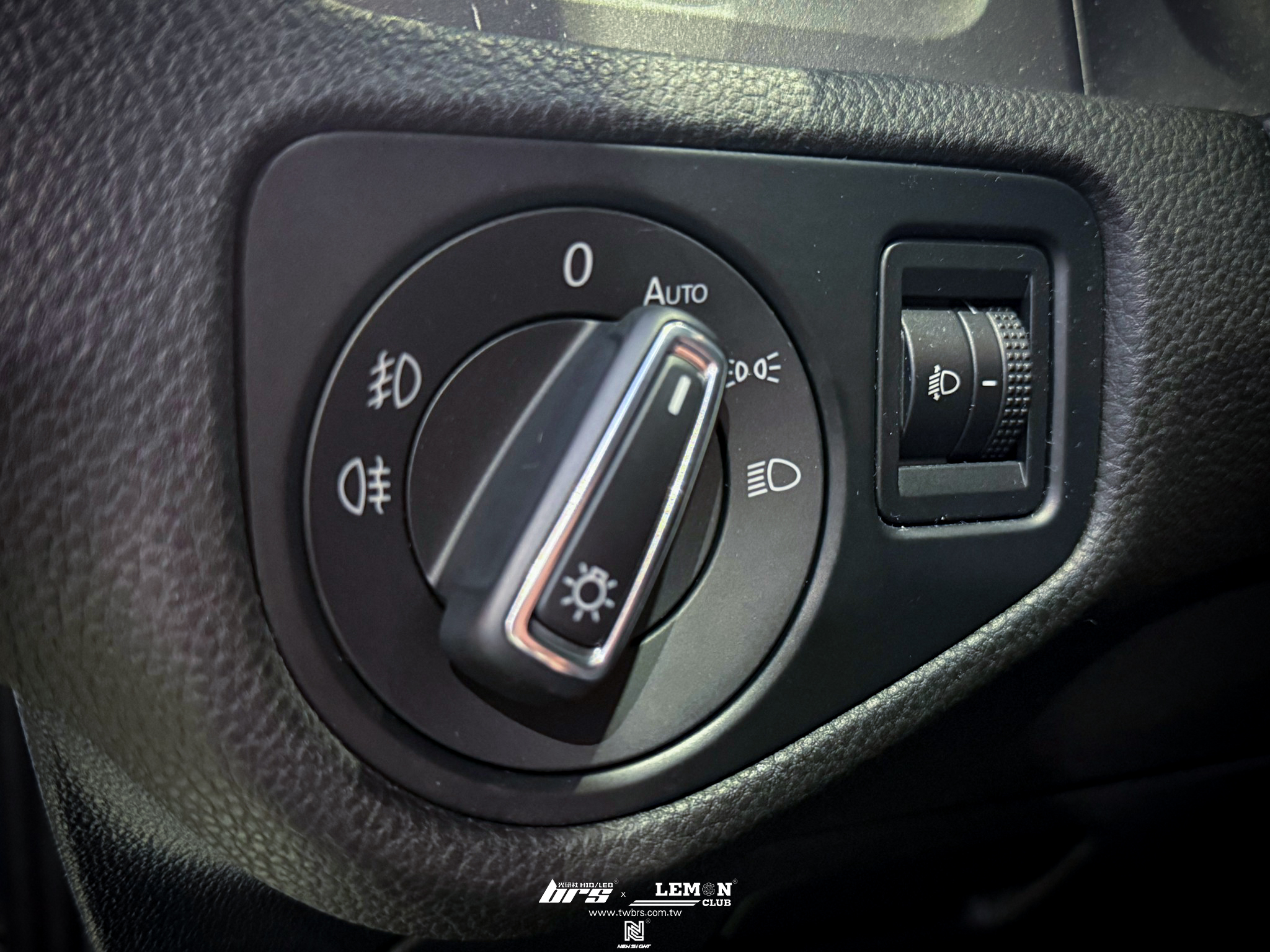 Volkswagen Golf 7 安裝 原廠電折後視鏡+自動大燈開關