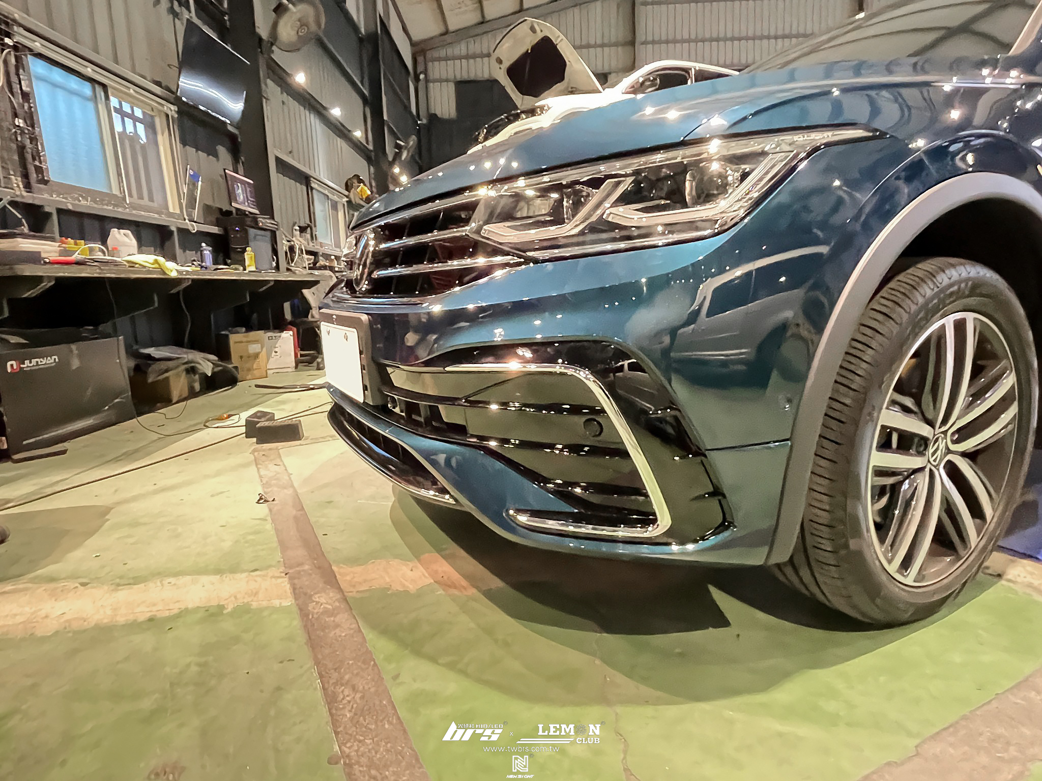 Volkswagen New Tiguan 安裝 R-Line前保桿+R-Line後保桿+R-Line門下飾板+R-Line四輪輪弧+跳石網