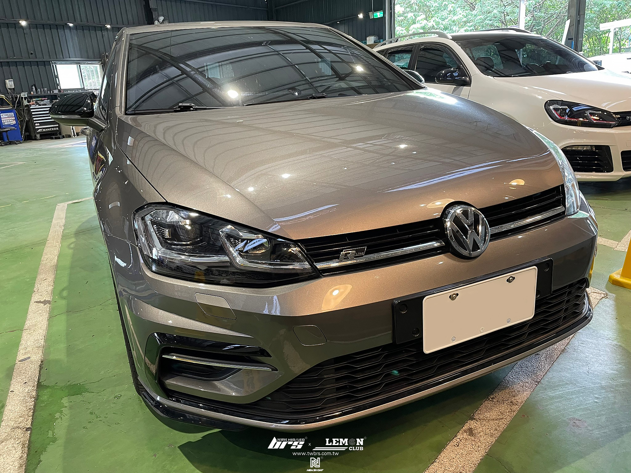 Volkswagen Golf 7 安裝 右前副廠魚眼大燈總成+右前原廠葉子板+側標+前保桿含烤漆+右側霧燈框烤漆+原廠鋼琴烤漆後視鏡蓋