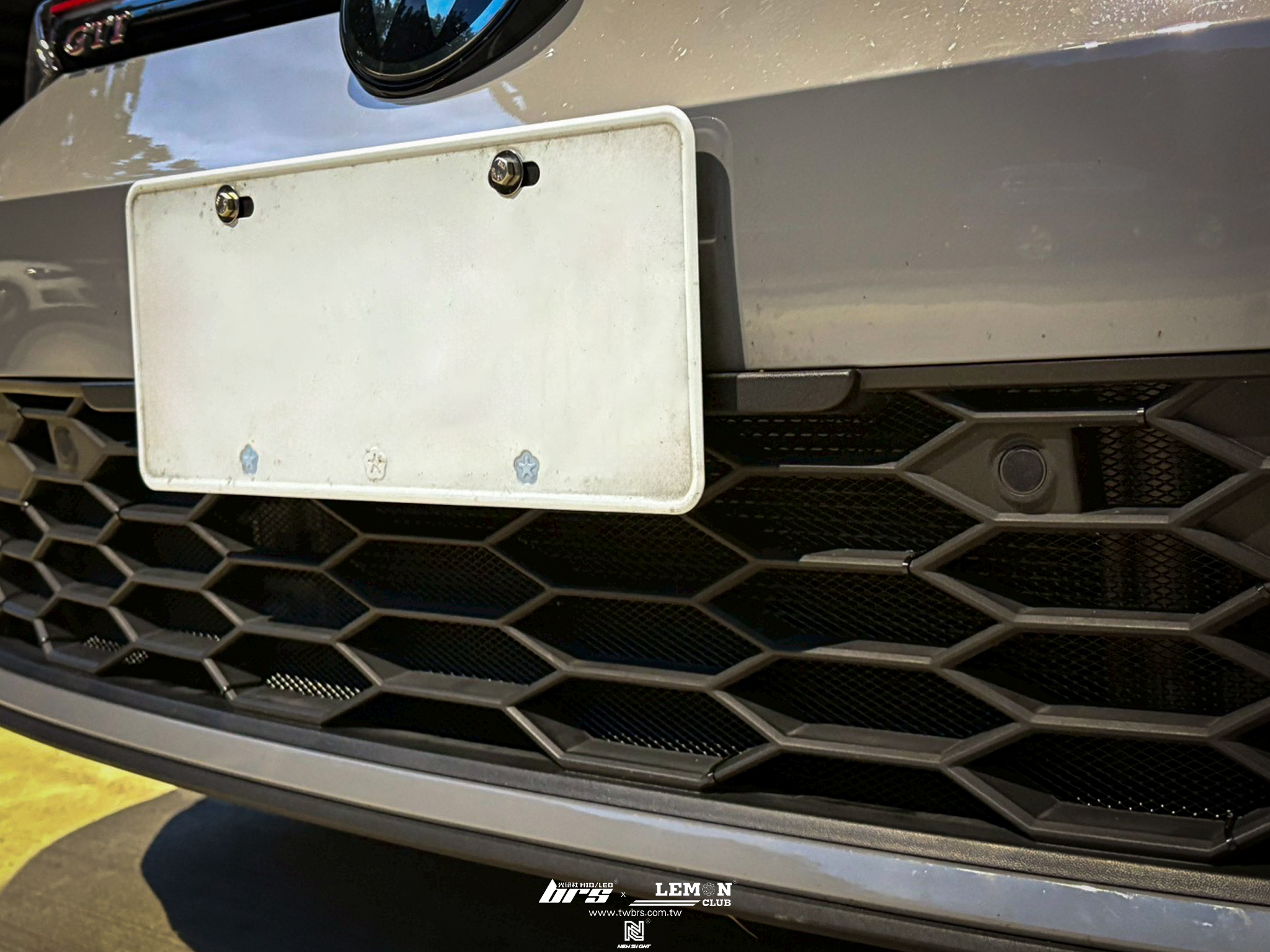 Volkswagen Golf8 GTI 安裝 前保桿防跳石網